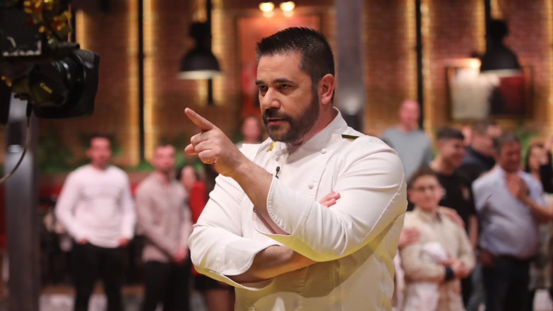 Певец заменя концертите с кухнята в Hell's Kitchen (СНИМКА)