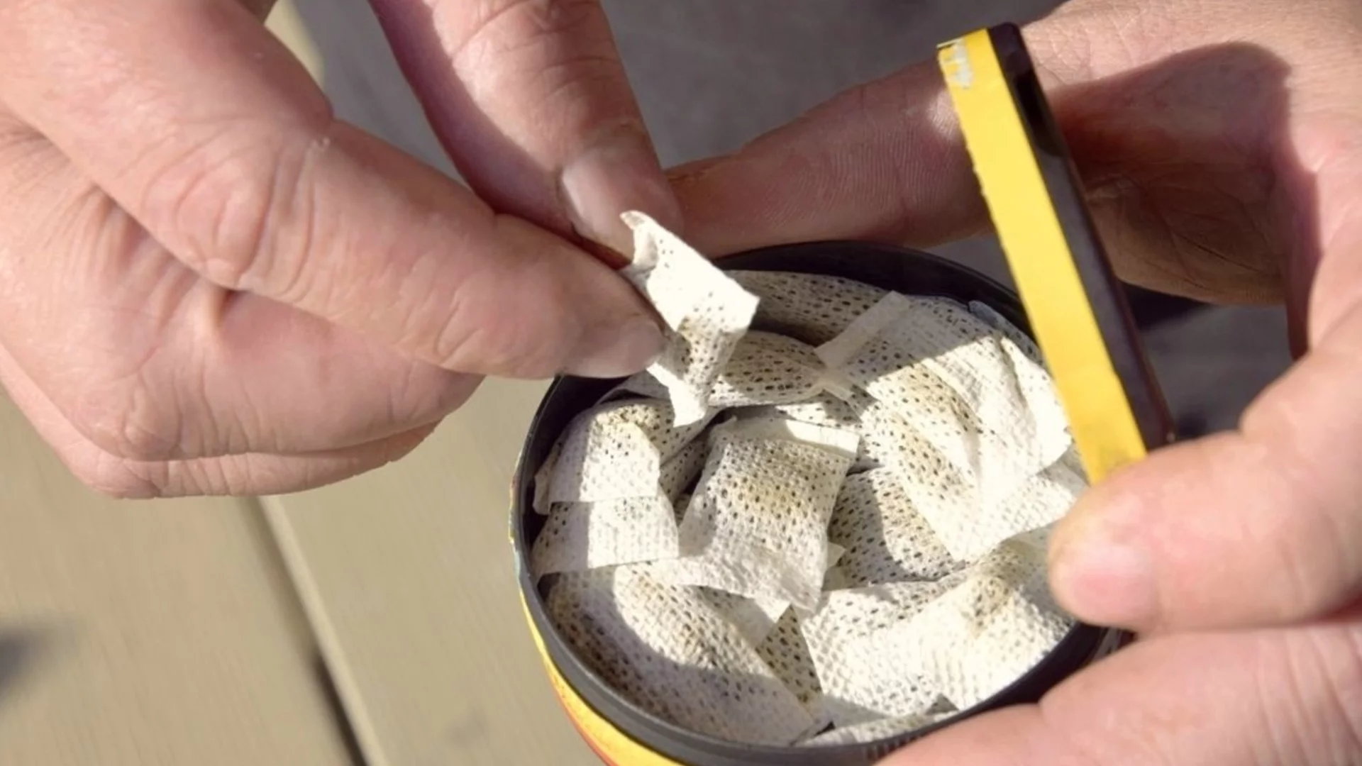 Предлагат забрана на никотиновите паучове със закон