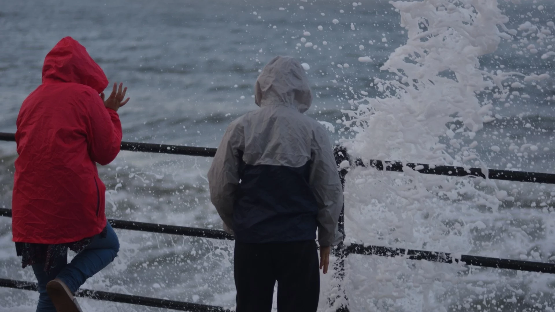 Бурята "Нилс" връхлита Франция: 19 департамента с предупреждение за опасност