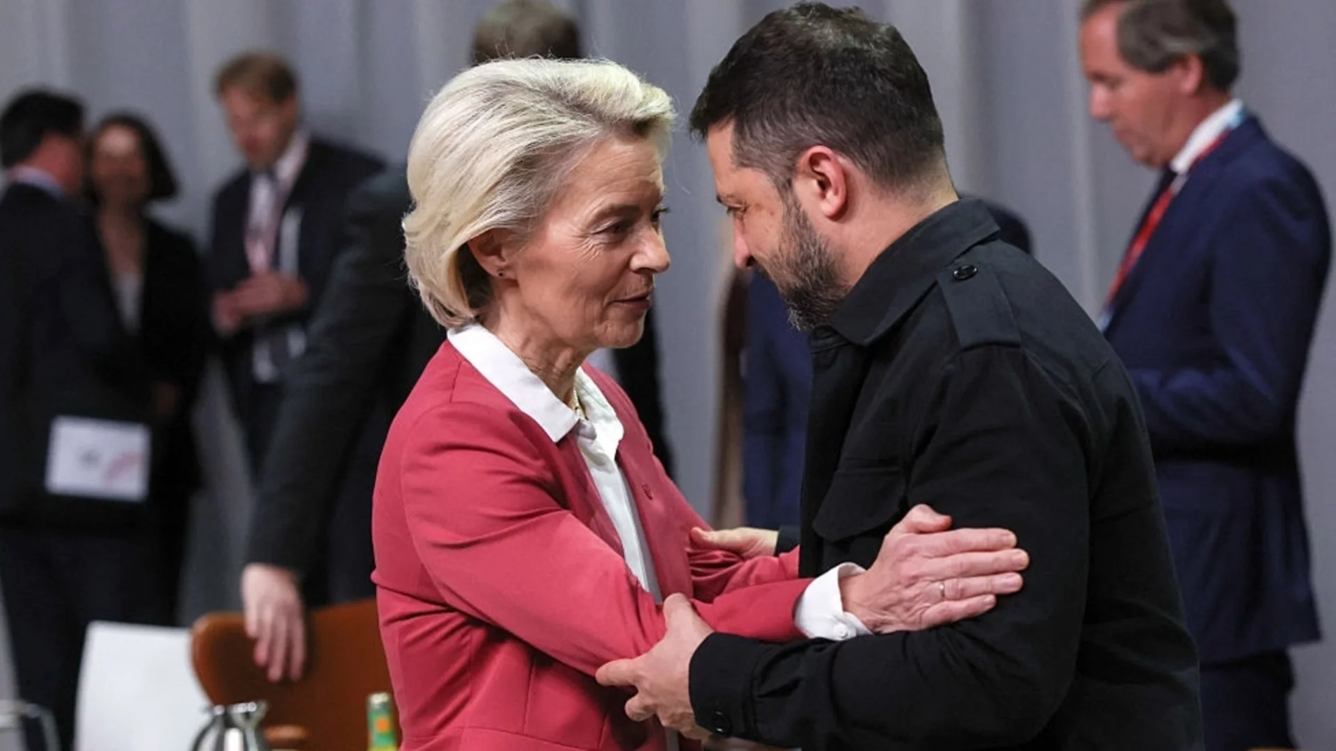 Само половината български евродепутати подкрепиха 90-е милиарда евро заем на Украйна