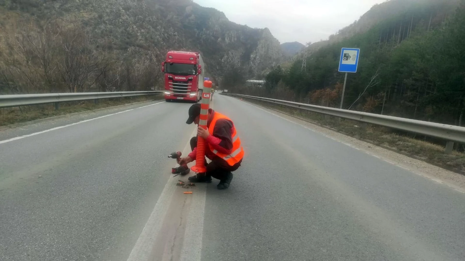 След тежките катастрофи с жертви: Поставят ограничителни колчета на пътя край Телиш