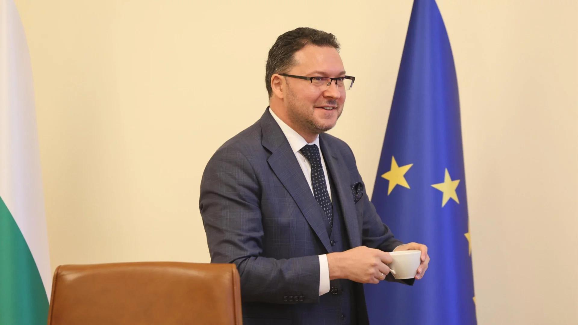 Даниел Митов се скри от изслушване в пленарна зала за трагедията "Петрохан"