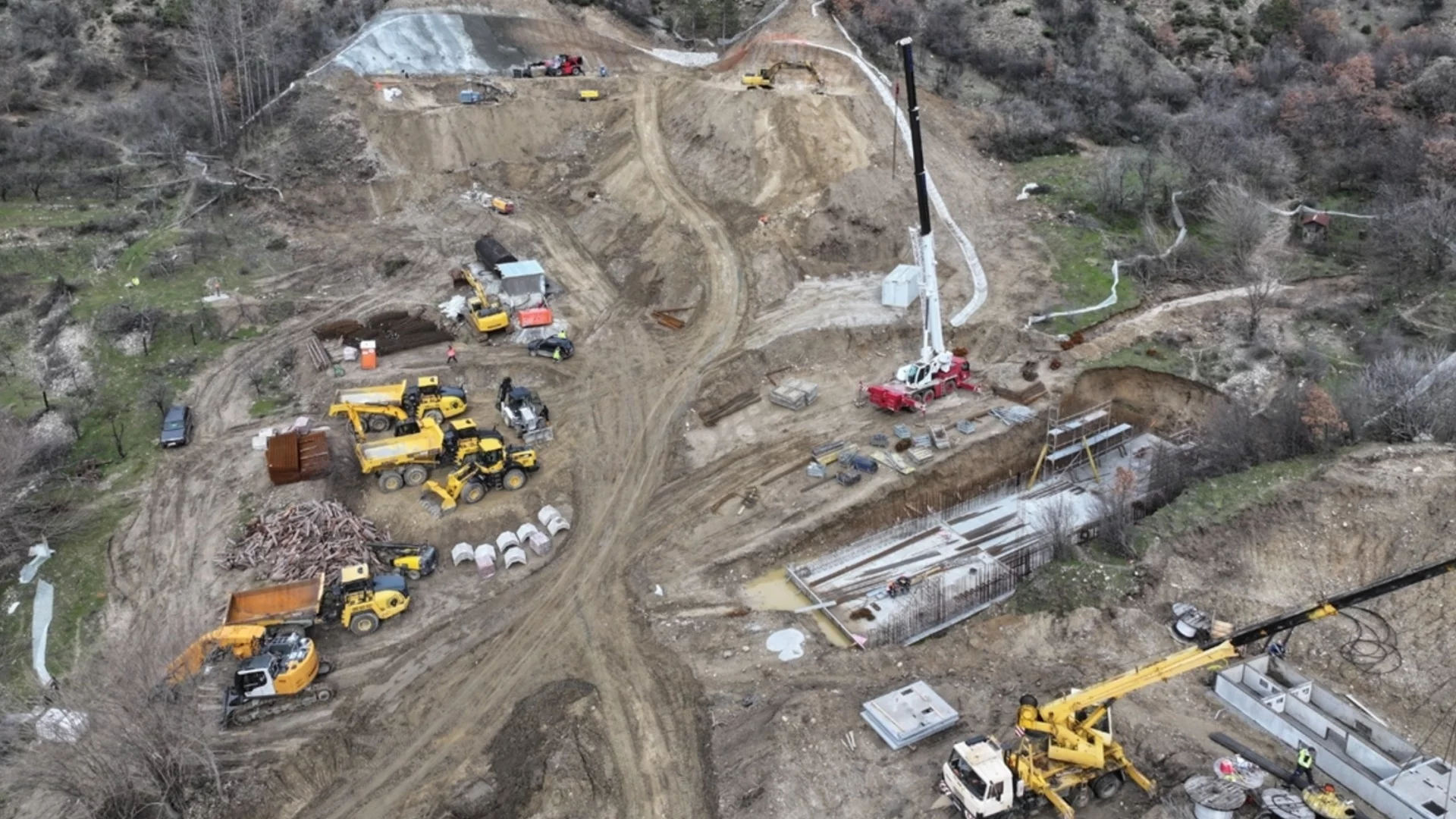 АМ "Струма" в ход: 3 моста, 2 тунела, подлези и площадка за отдих на обходния път на Кресна