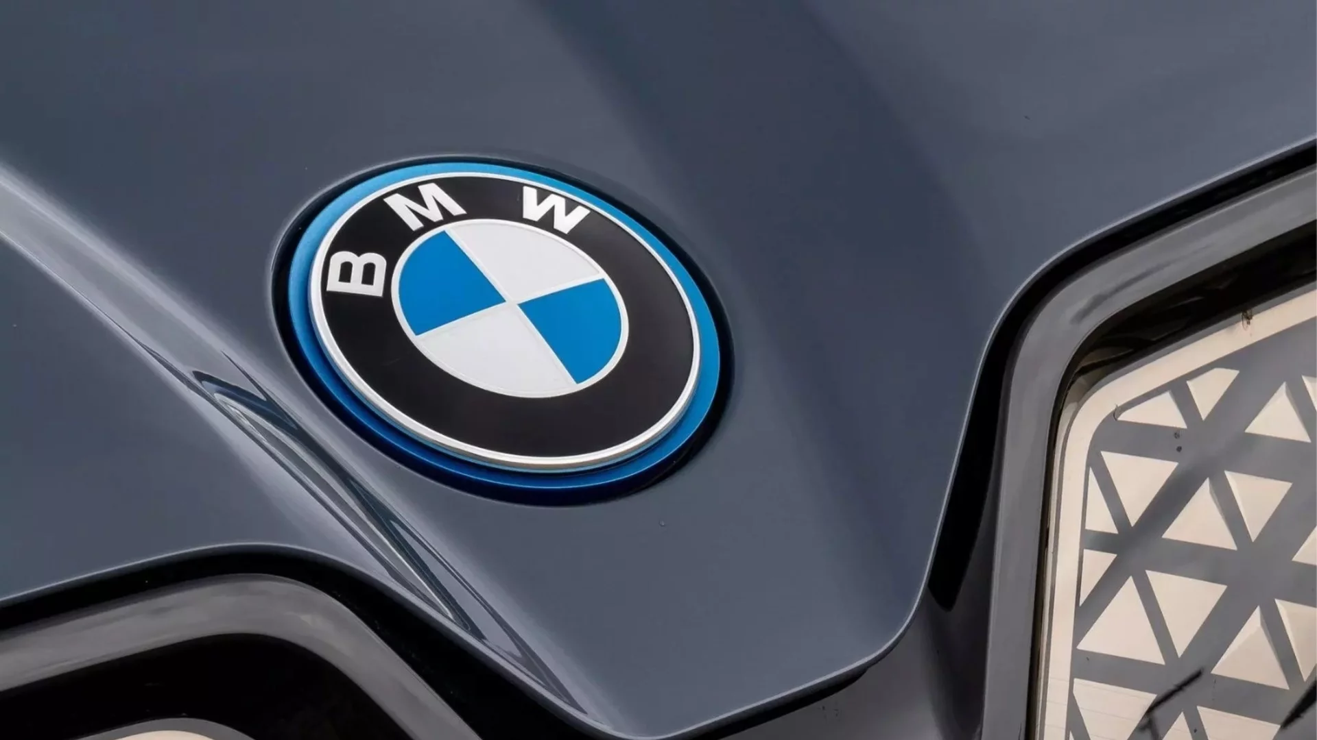 Заради дефектни стартери: BMW изтегля стотици хиляди автомобили по света