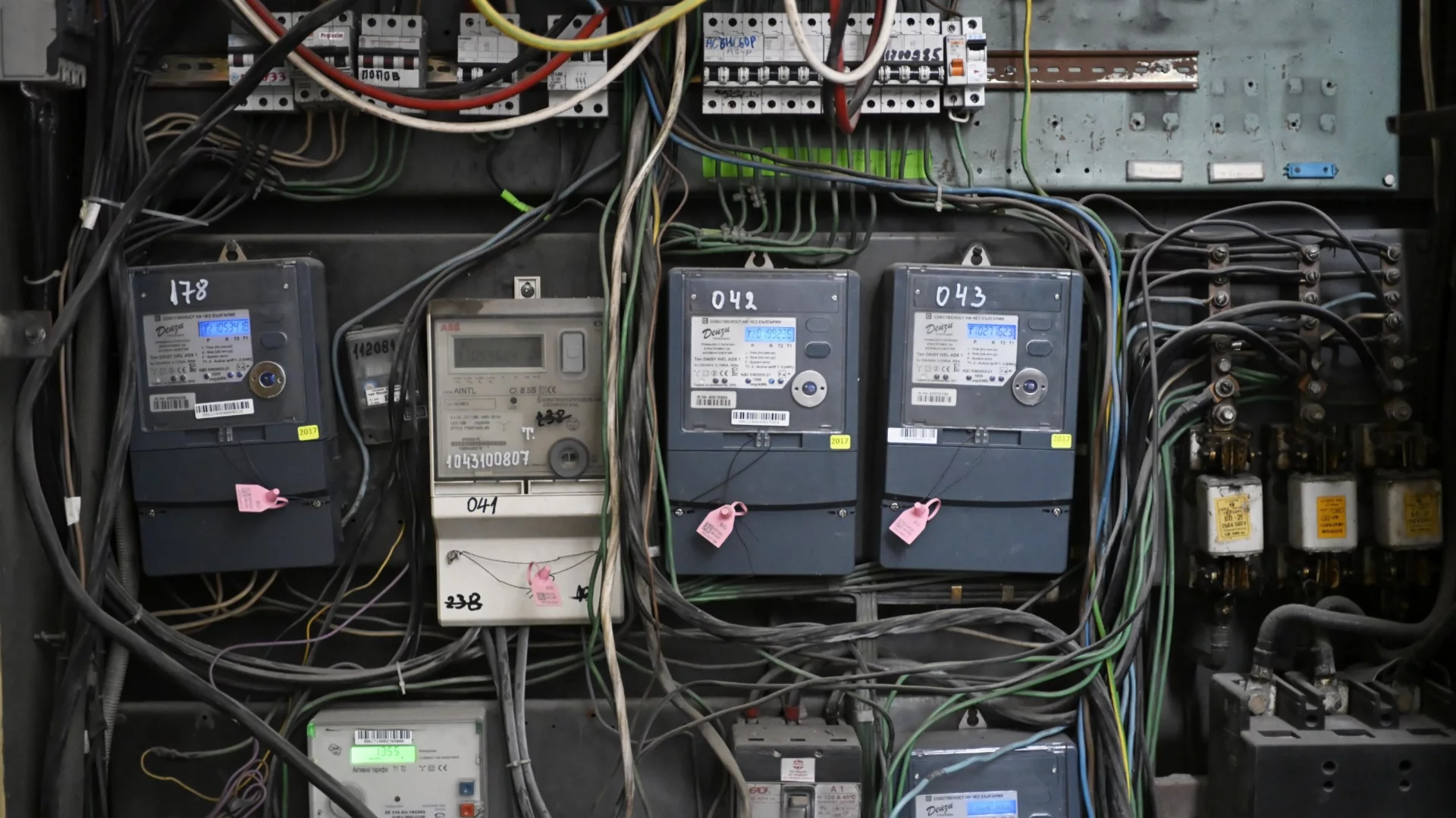 Заваляха стотици жалби за високи сметки за ток: КЕВР обясни какво следва