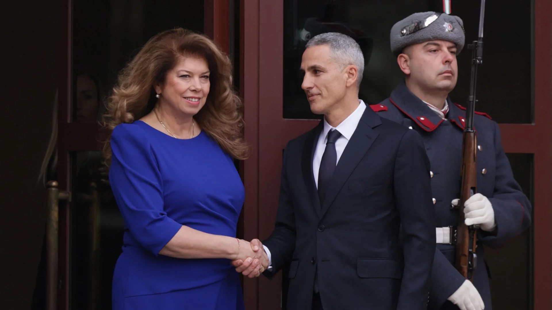 "Никой на никого няма доверие": Гюров взе мандата с обещание и молба