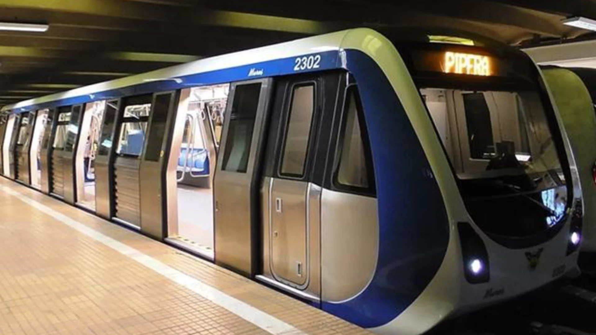 Мъж падна на релсите в метрото (ВИДЕО)