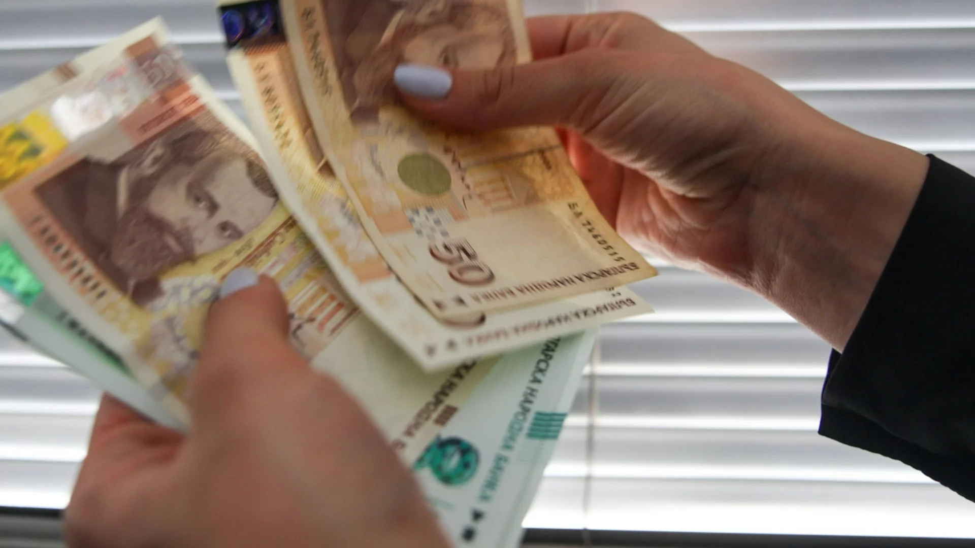 Средната заплата в България сега: Актуалните данни към последното тримесечие на 2025 г.