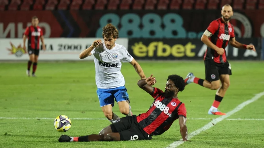 Под проливния дъжд във Варна: Локомотив София се спаси от загуба срещу Спартак