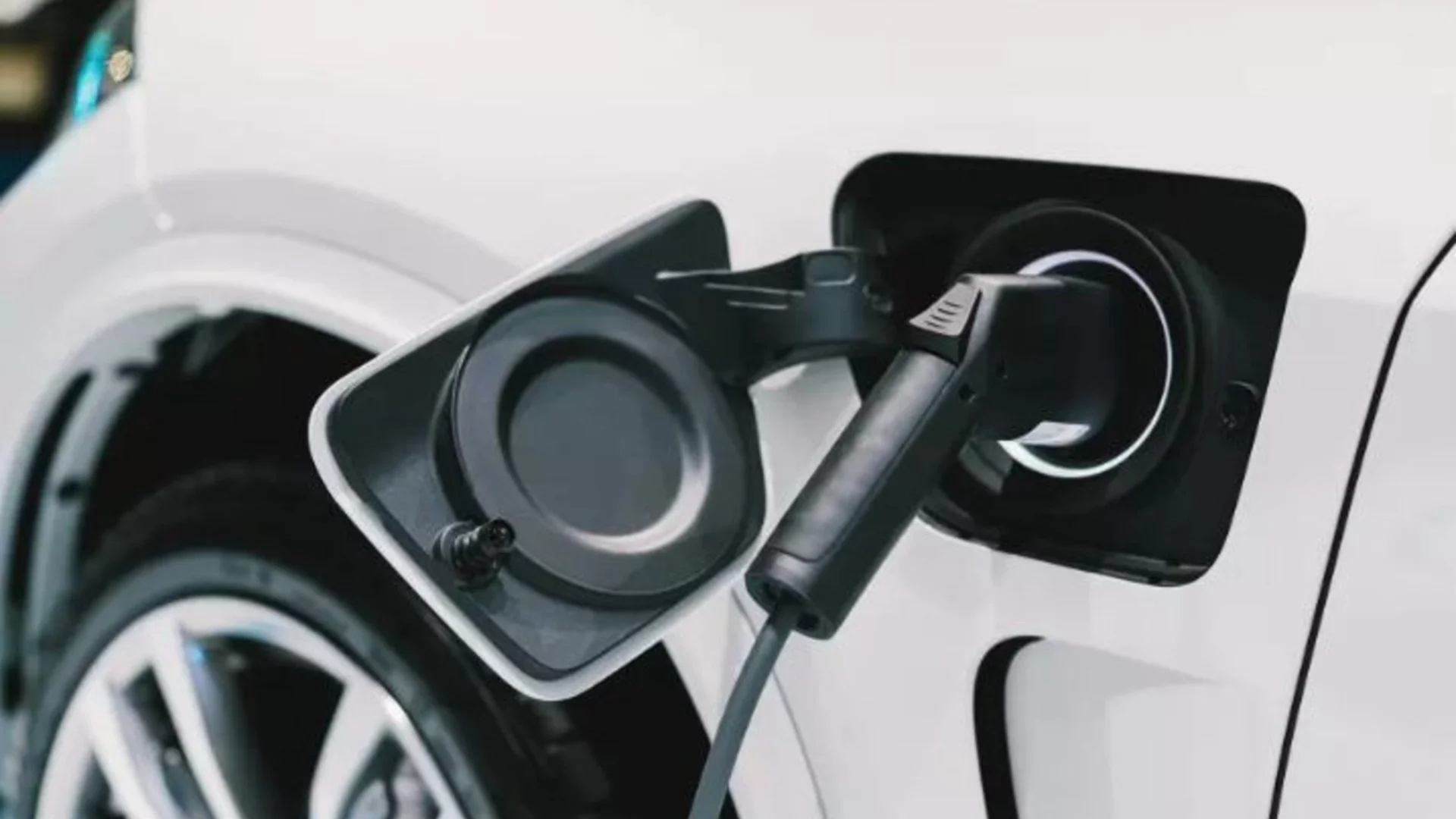 GM, Ford и Stellantis загубиха 50 млрд долара от спукания балон на електромобилите