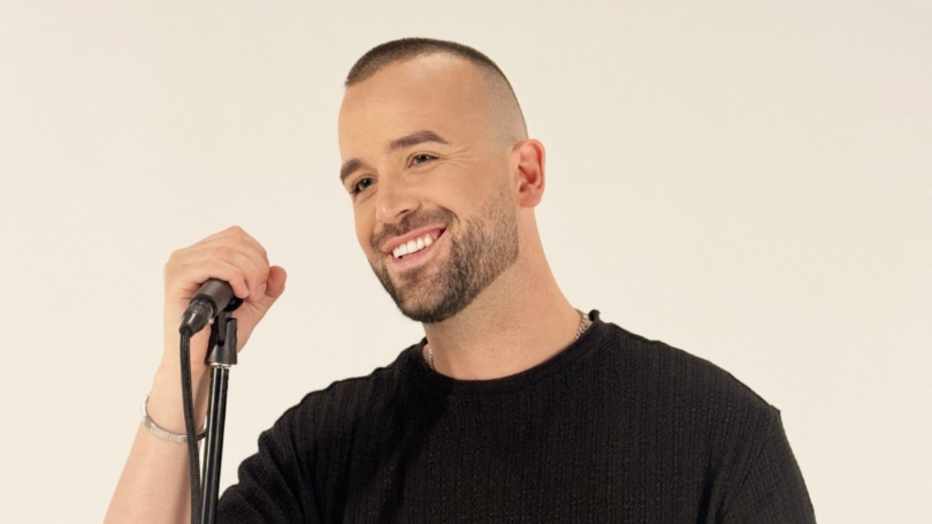 "Концерт" в метрото: Вениамин и талант от "Гласът на България" развълнуваха пътуващите (ВИДЕО)