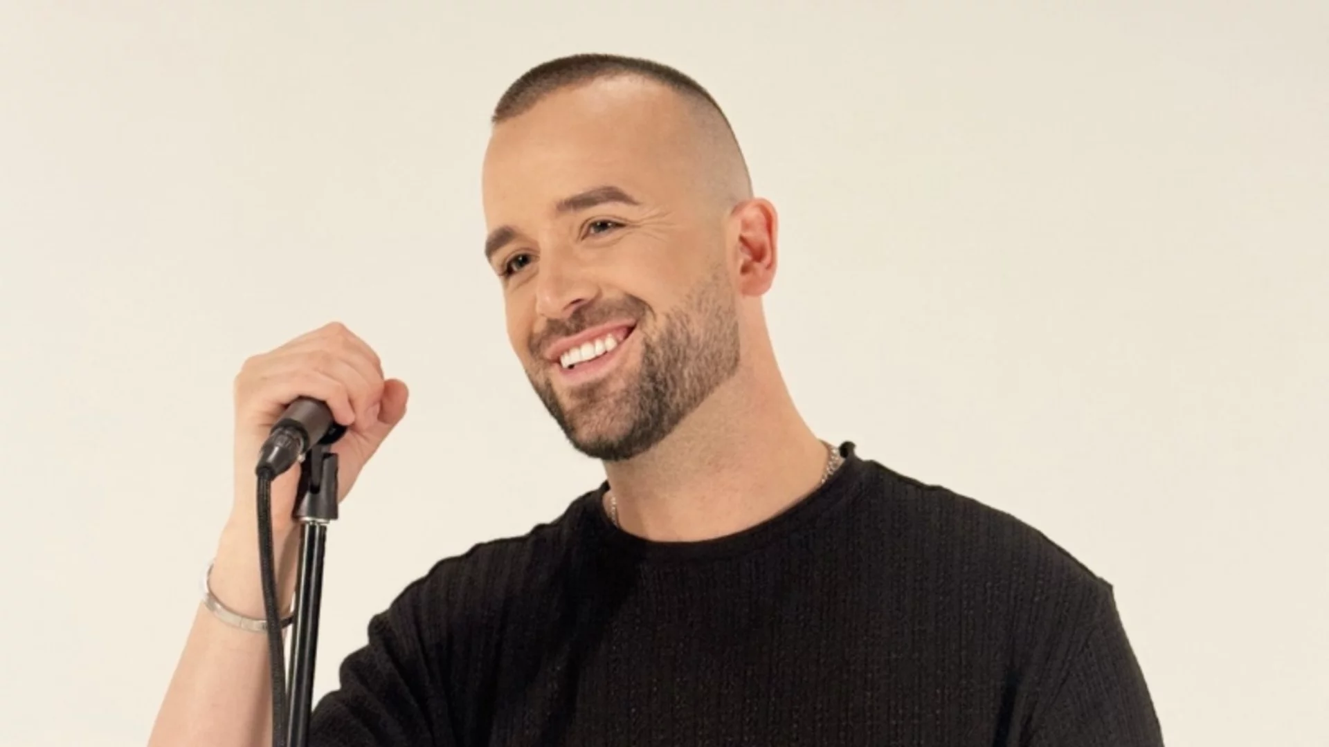 "Концерт" в метрото: Вениамин и талант от "Гласът на България" развълнуваха пътуващите (ВИДЕО)