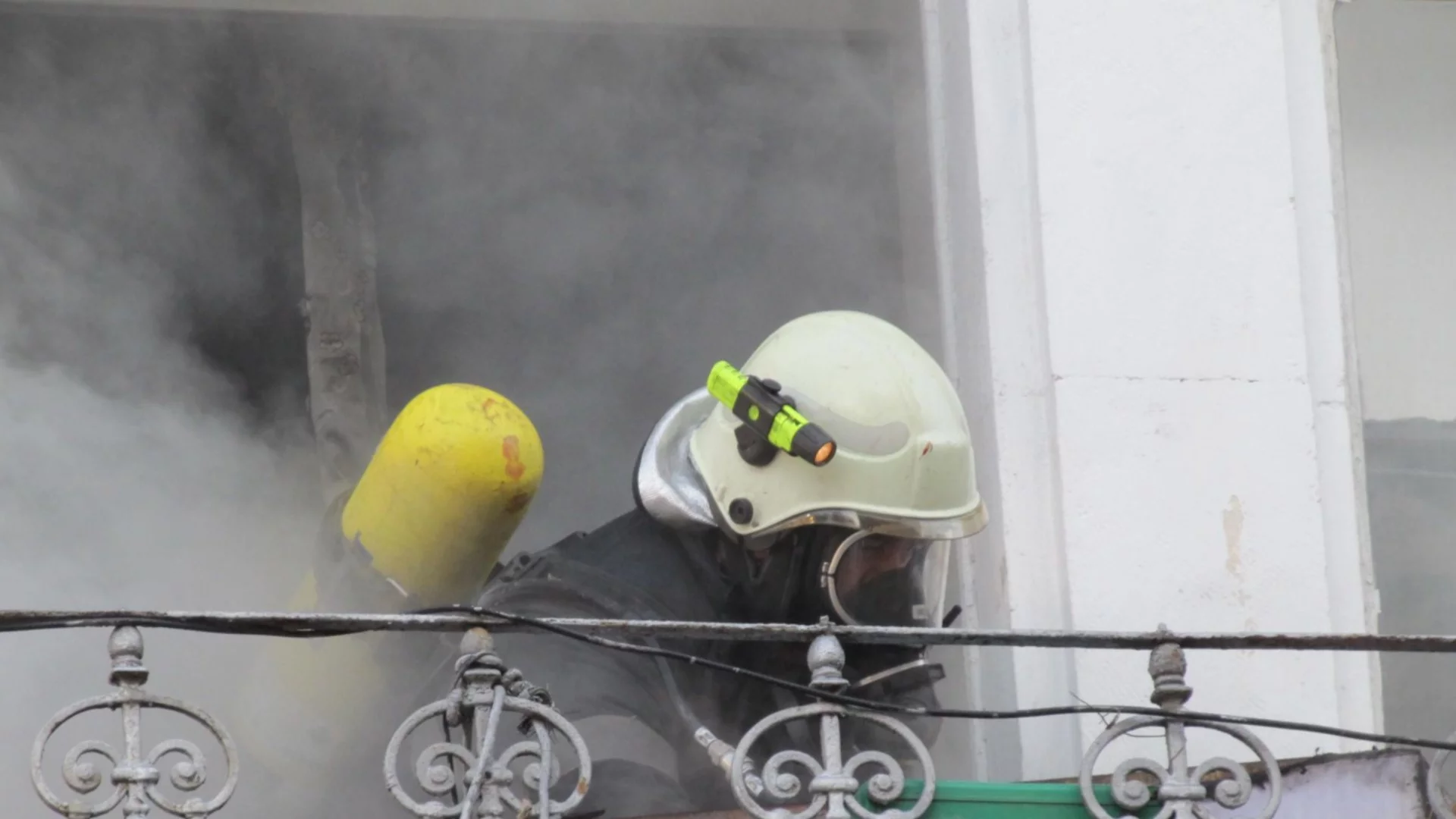 Поне 3-ма загинали и десетки ранени след мащабен пожар в Будапеща (СНИМКА)