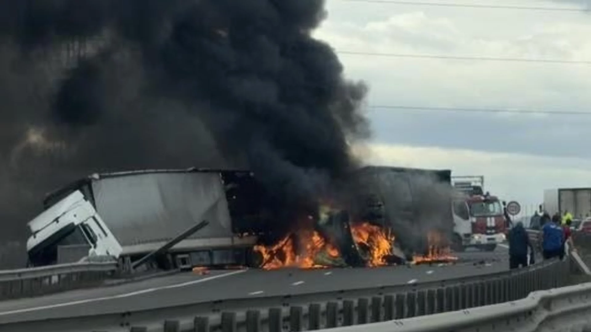 Тежка катастрофа между два тира на Северната тангента, огромно задръстване и пламъци (ВИДЕО)