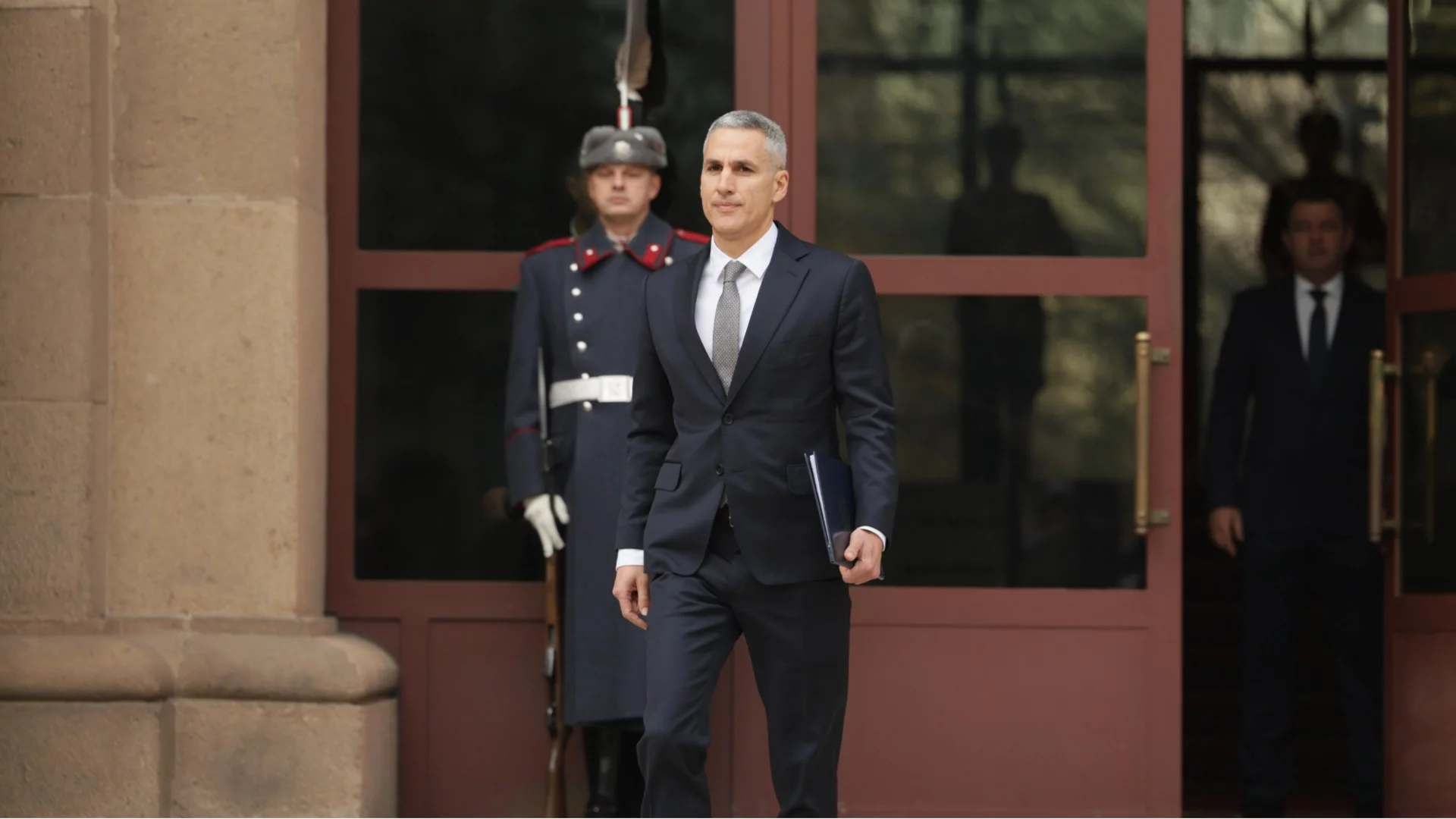 На прага на новото служебно правителство: Кои са вероятните министри в кабинета "Гюров"?