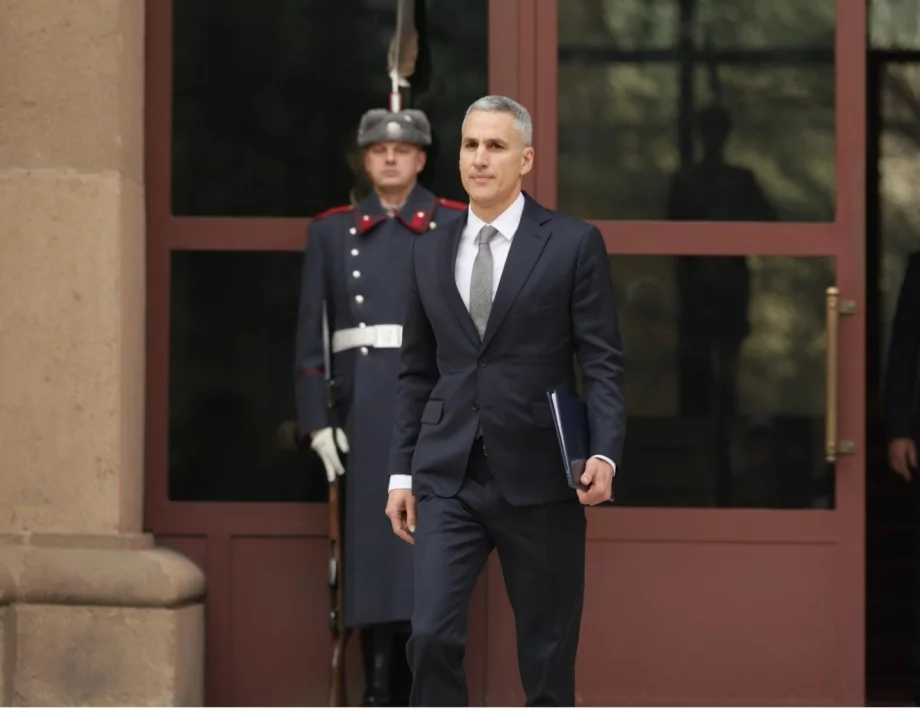 На прага на новото служебно правителство: Кои са вероятните министри в кабинета "Гюров"?