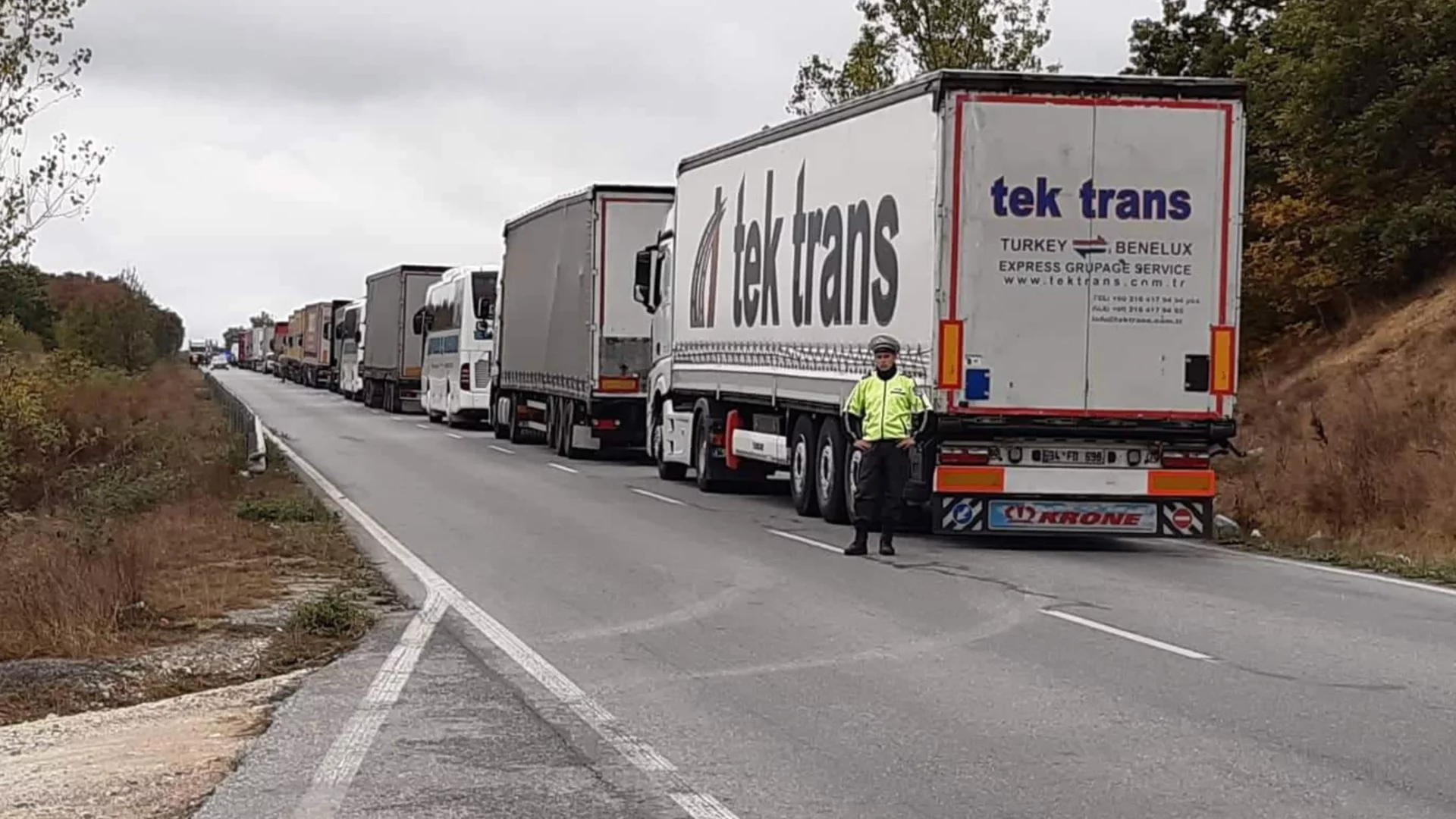 "Пенсионерите плачат": Възмутено село прегражда пътя към границата заради двойните сметки за ток