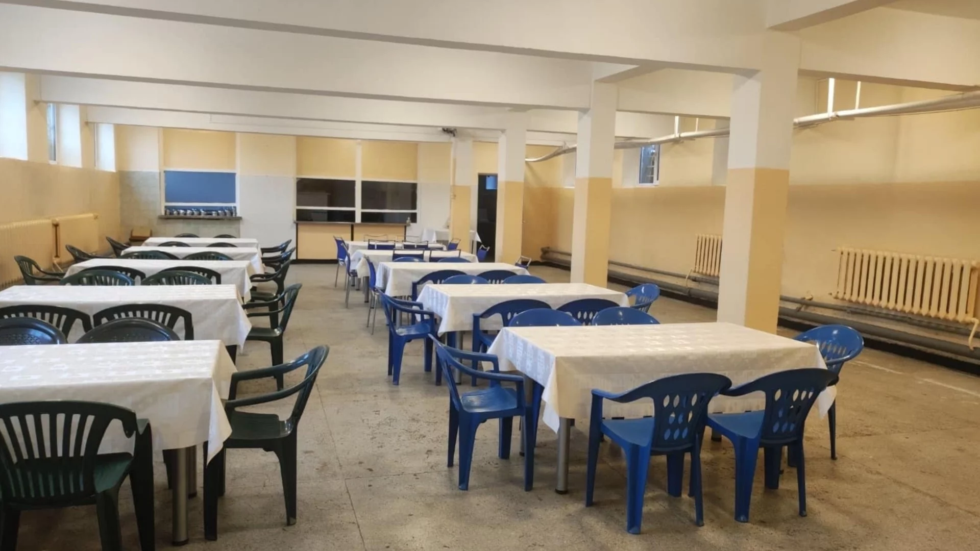 В напуканото от метрото училище: Учениците учат в столовата, а скоро - и на двора