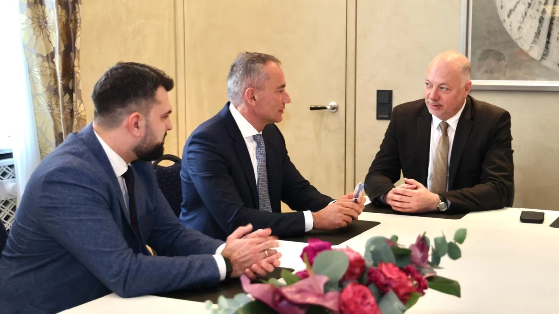 Желязков мълчи за срещата на Съвета за мир при поява с Николай Младенов