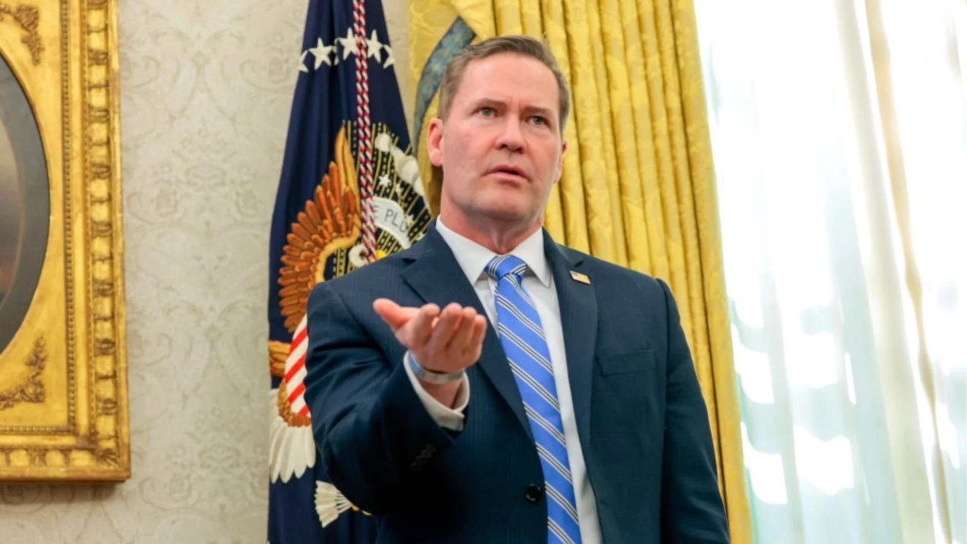 Мускули и дипломация: Посланикът на САЩ в ООН привлече вниманието (ВИДЕО)