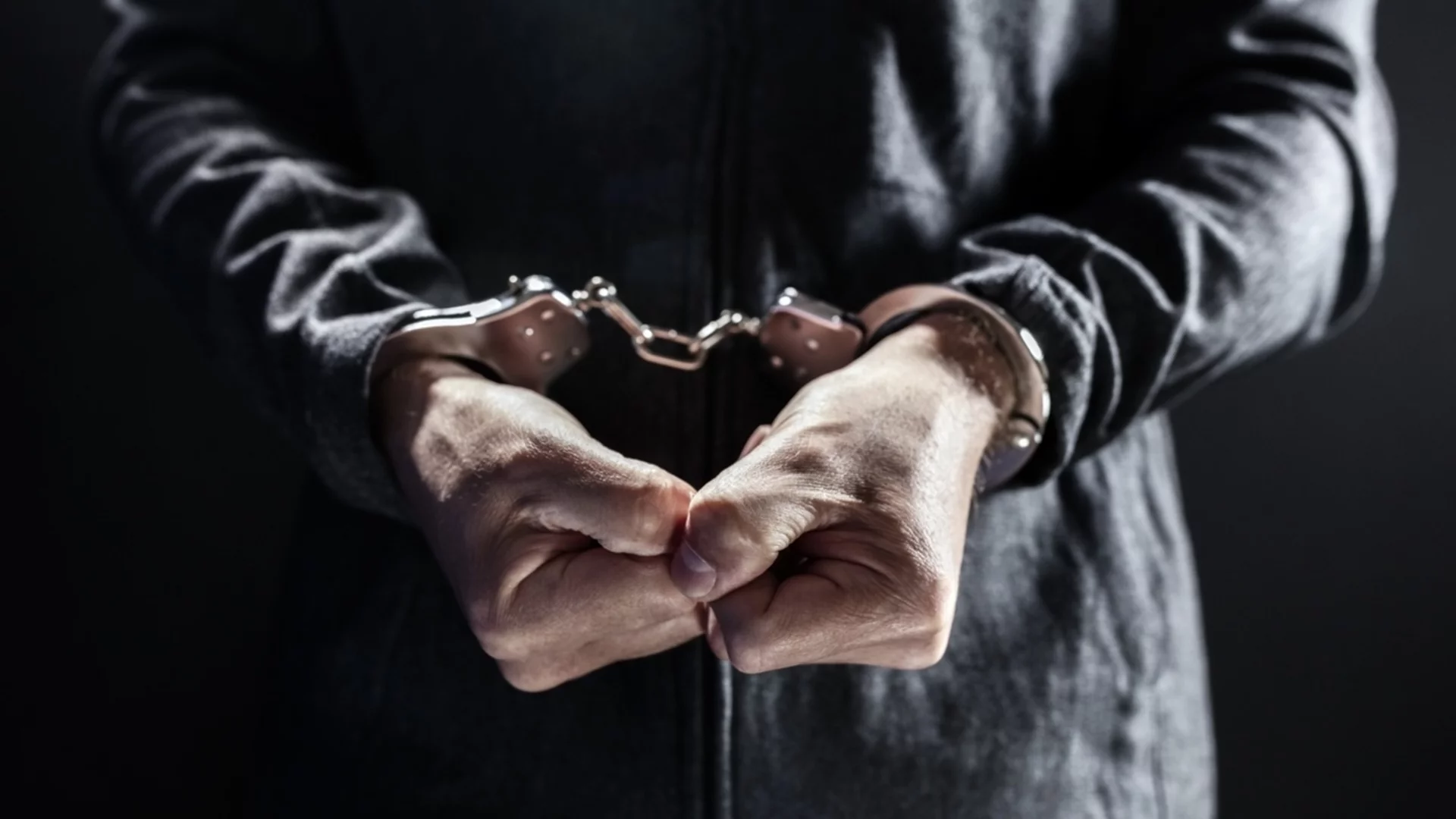 Остава в ареста мъжът, убил сина си и намушкал дъщеря си и майка си