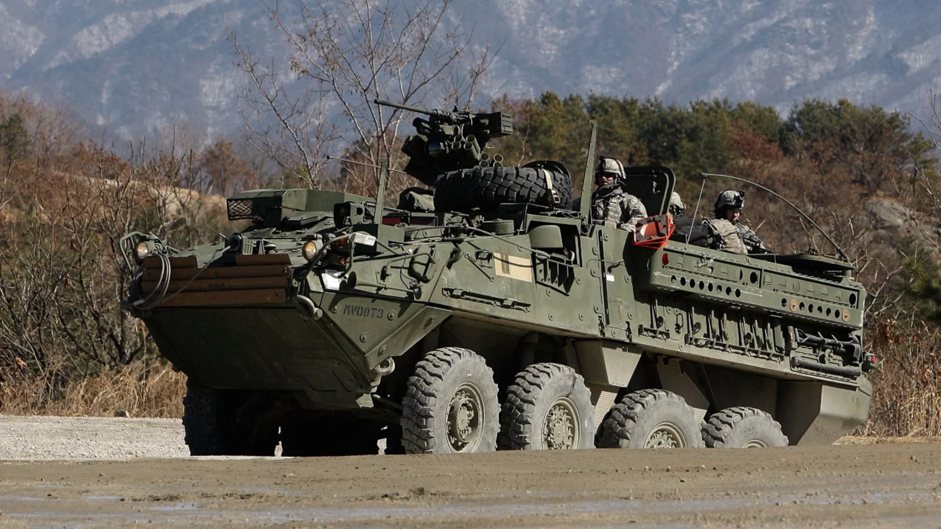 Започнаха доставките на новите бойни машини "Страйкър"