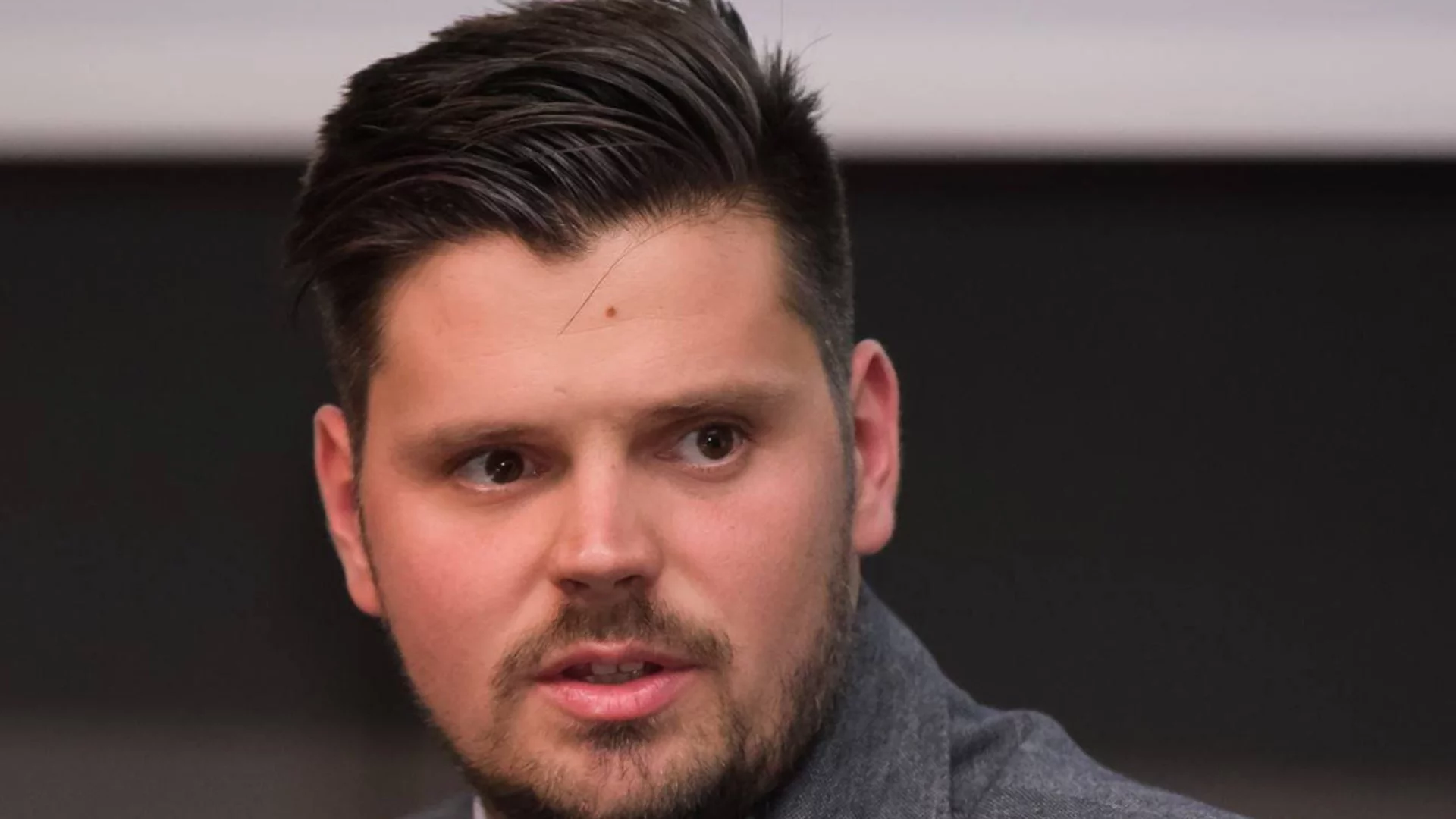 Делян Добрев е десен човек и винаги му е било много трудно да прокарва левите тъпотии на коалиционните му партньори