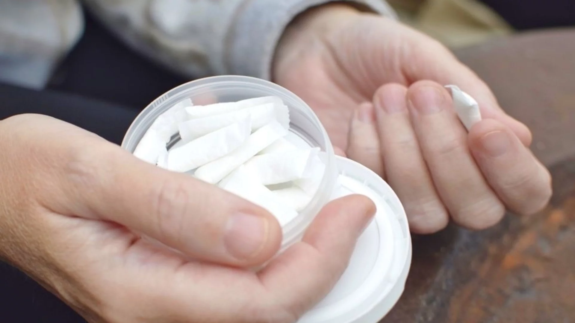 "Детето стои с подута устра и учителят нищо не може да му каже": Модата на законните никотинови паучове