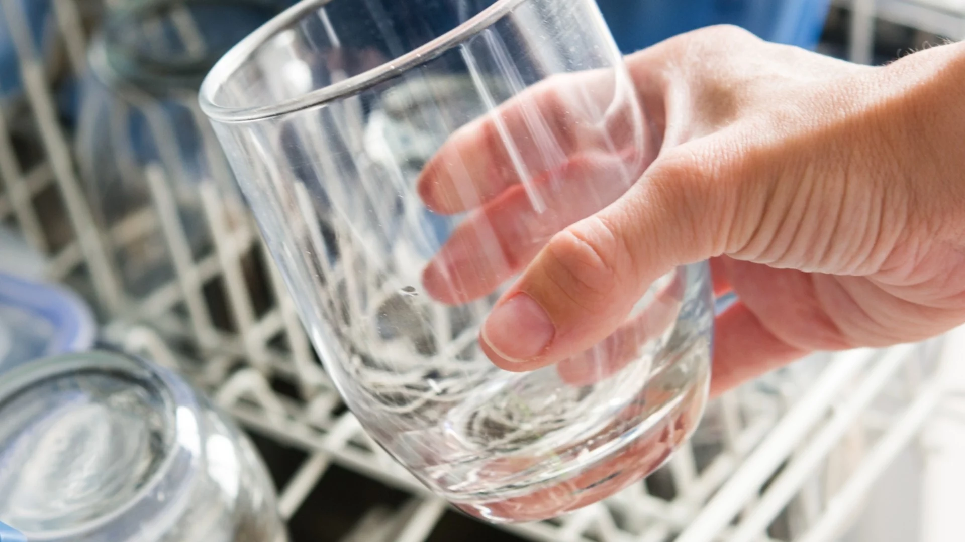 След миялна: Белият филм по чашите ще изчезне безследно и стъклото ще блести като ново с този ТРИК