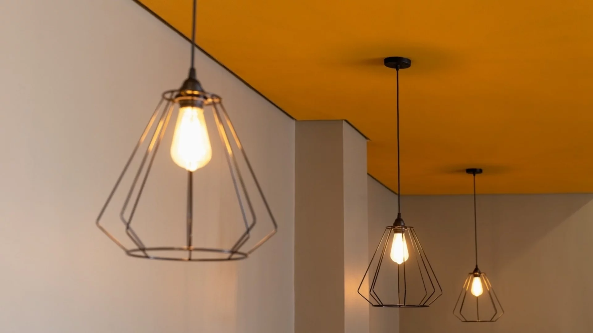 Нова версия: Високите сметки за ток са заради умишлено ниско отчитане предходните месеци?