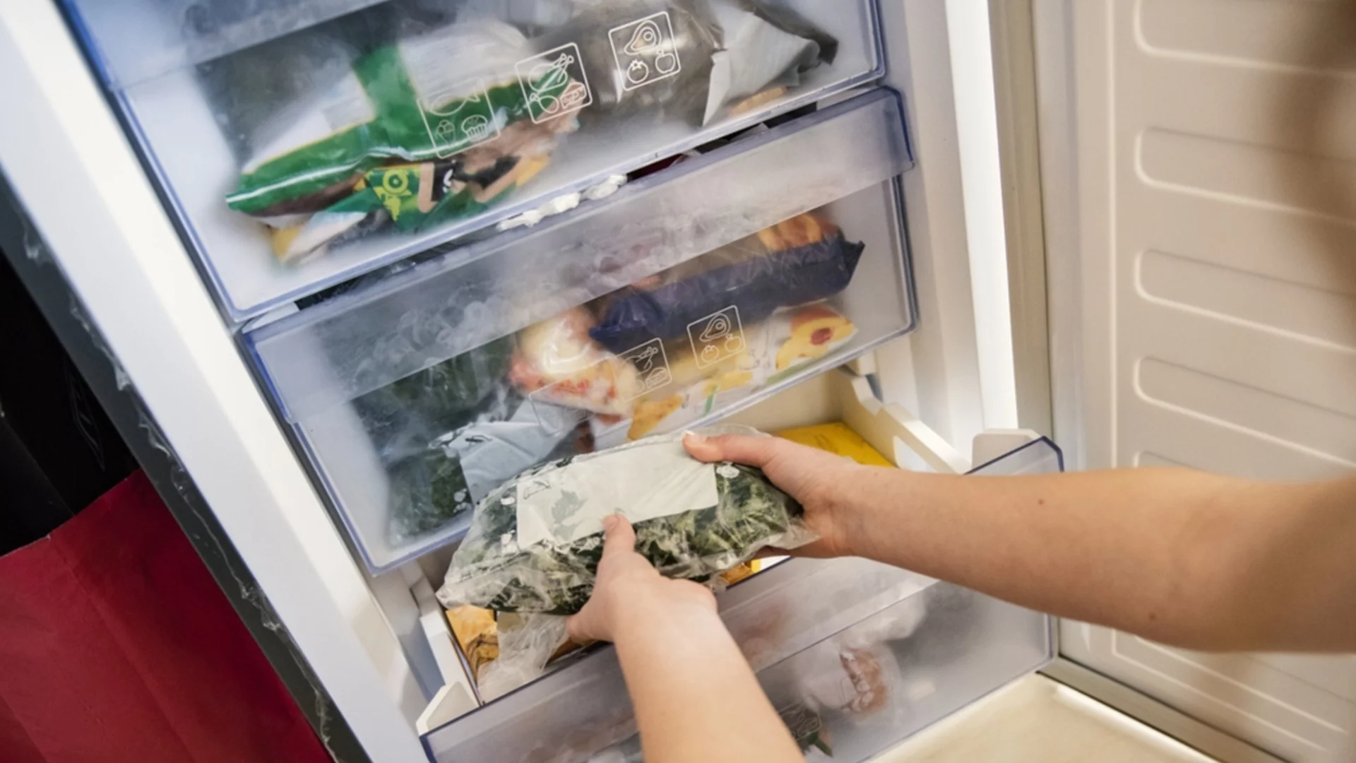 Как да почистите мръсен фризер БЕЗ да размразявате храна