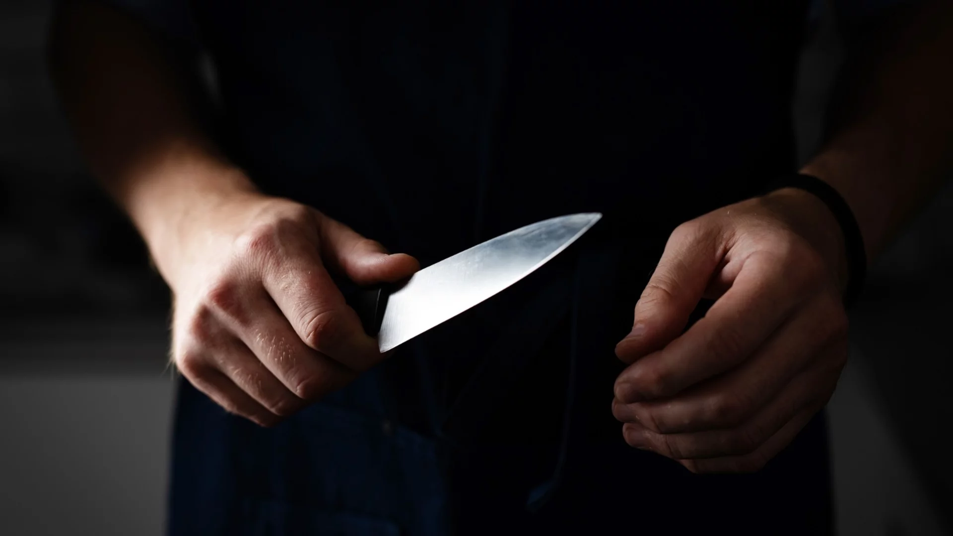 Още издирват мъжа, намушкал с нож и обрал жена