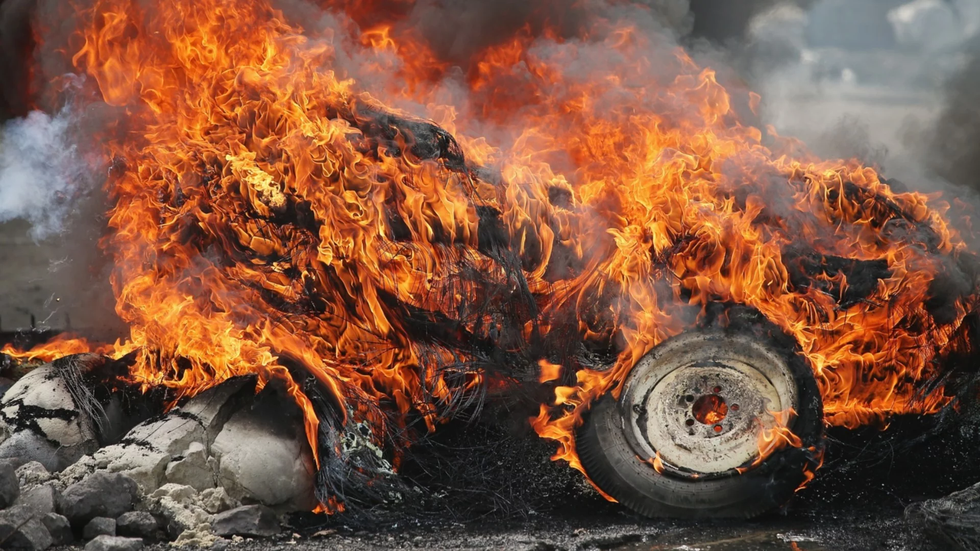 Запалиха колата и входа на къщата на кмета на Бистрица