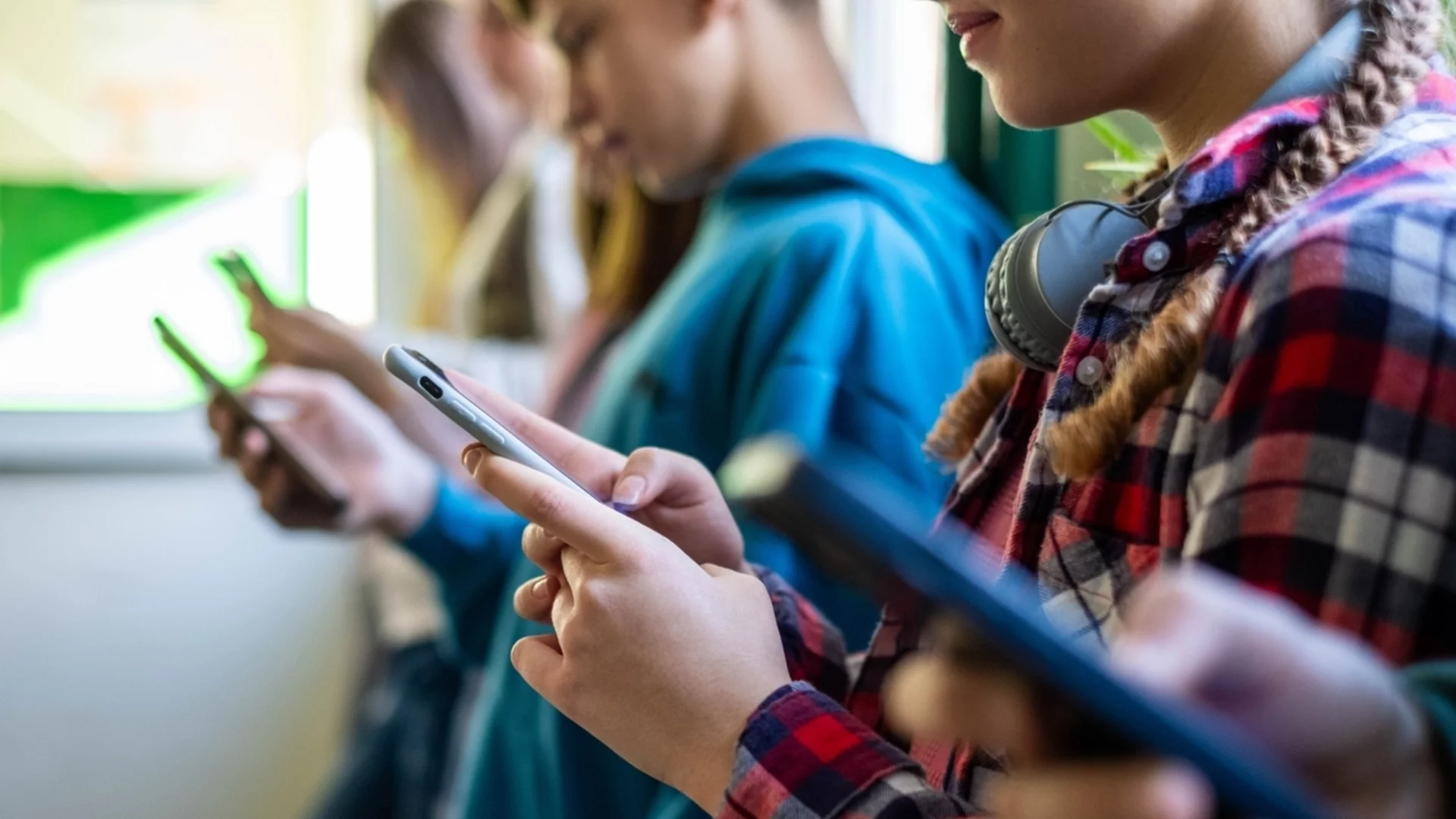 Стармър иска по-строги мерки за онлайн защитата на децата