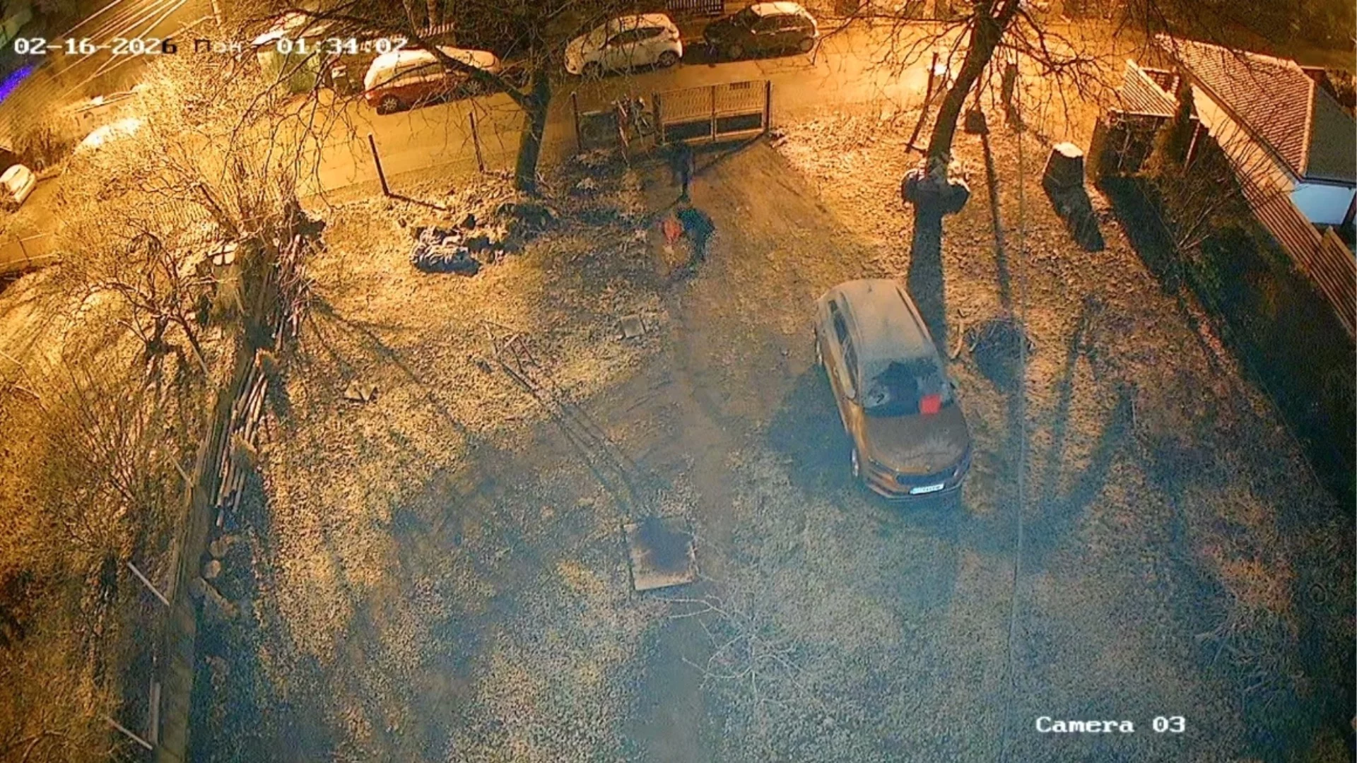 Вижте как маскирани палят автомобила и входната врата на кмета на Бистрица (ВИДЕО)