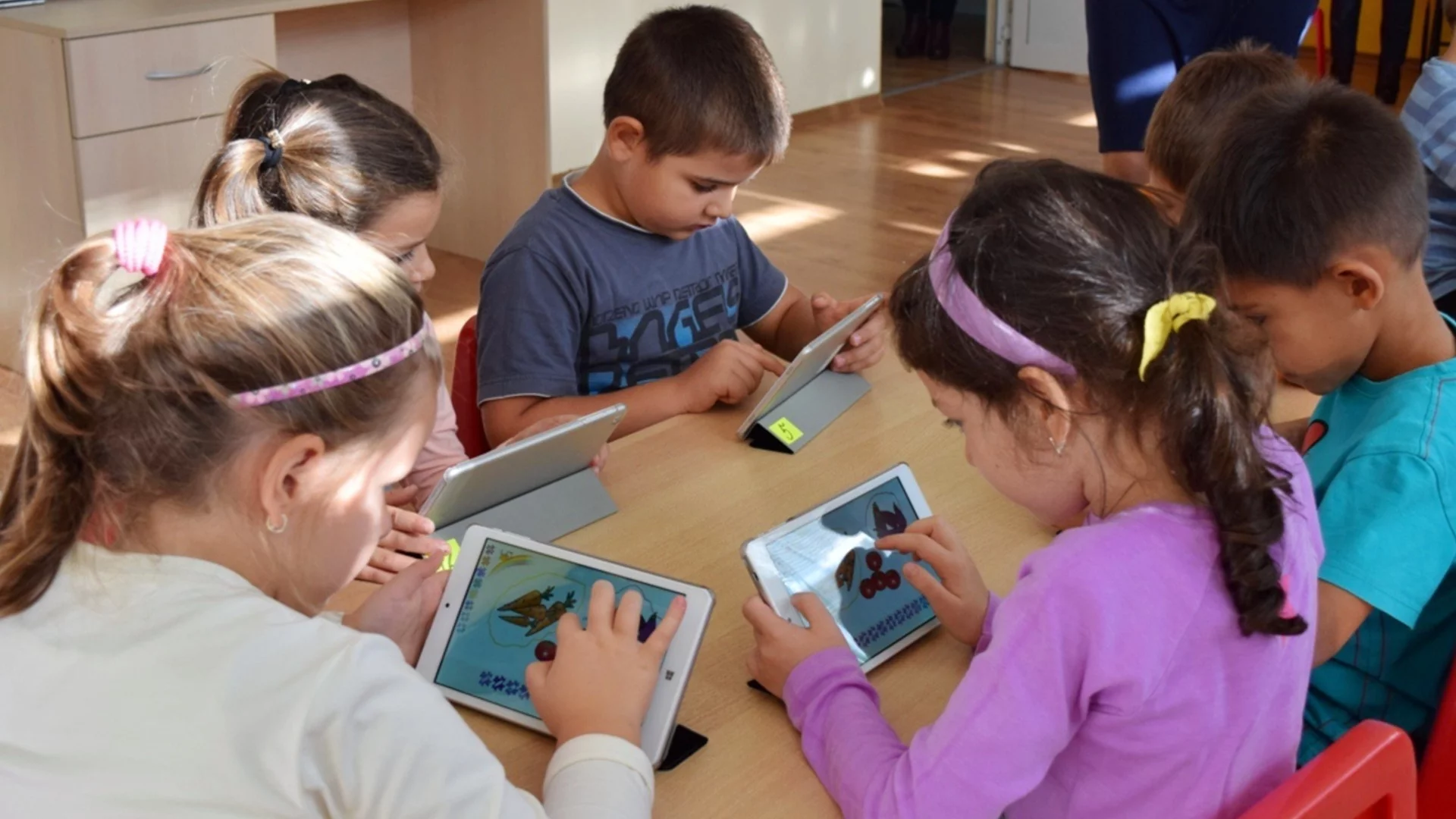 От таблетите учениците затъпяват: Швеция връща хартиените учебници и писането на ръка