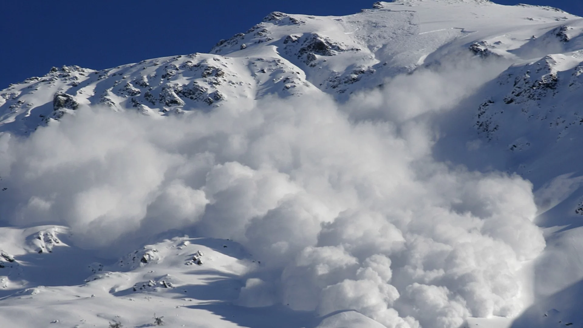 Влак дерайлира в Швейцария заради лавина, има ранени