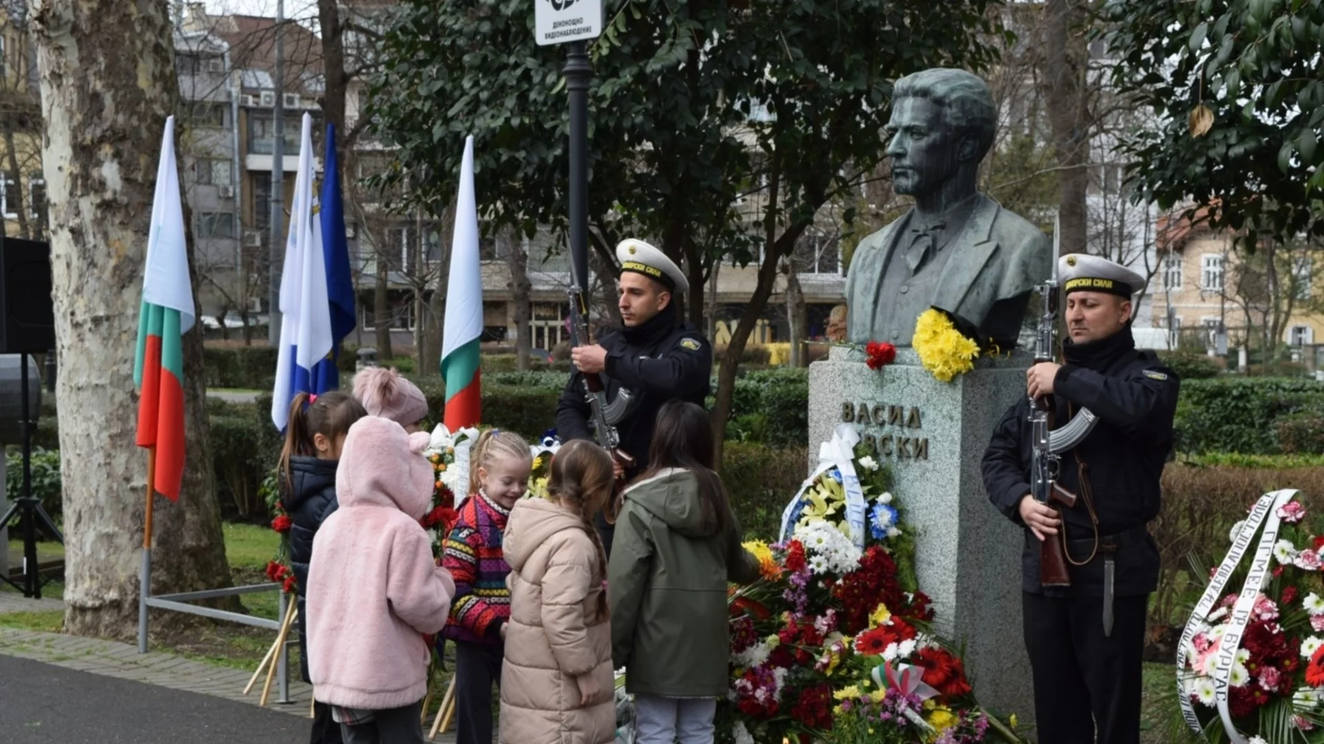 Бургас почита паметта на Васил Левски с военен ритуал и факелно шествие