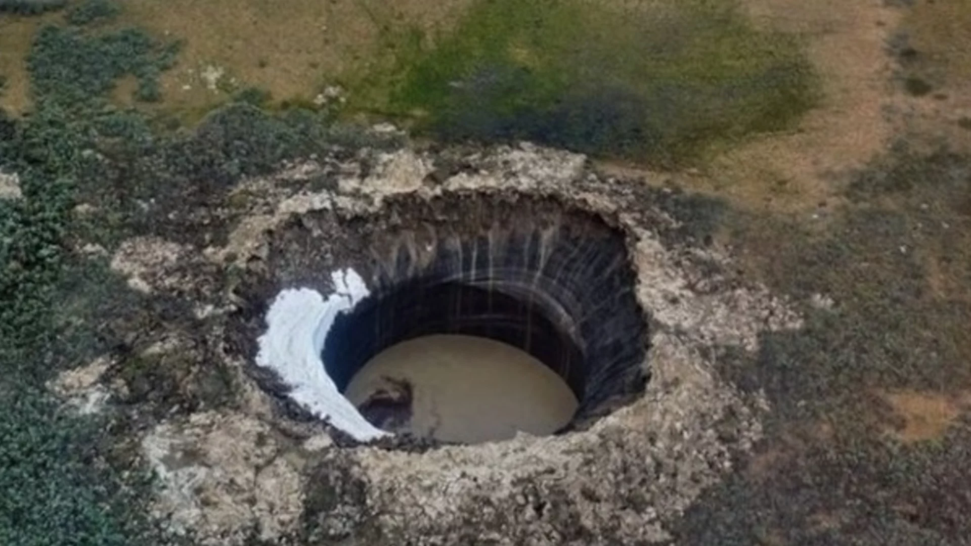 Учени разкриха произхода на мистериозни гигантски кратери в Сибир