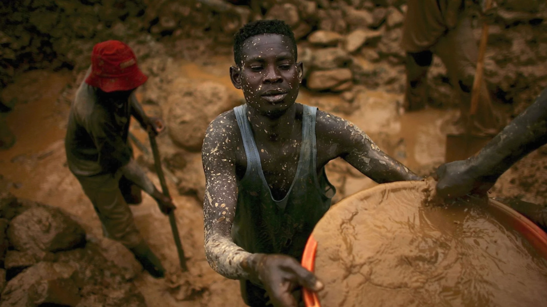 "Хора с кирки прииждат отвсякъде": Довчера пасище, днес поле на "треска за злато"