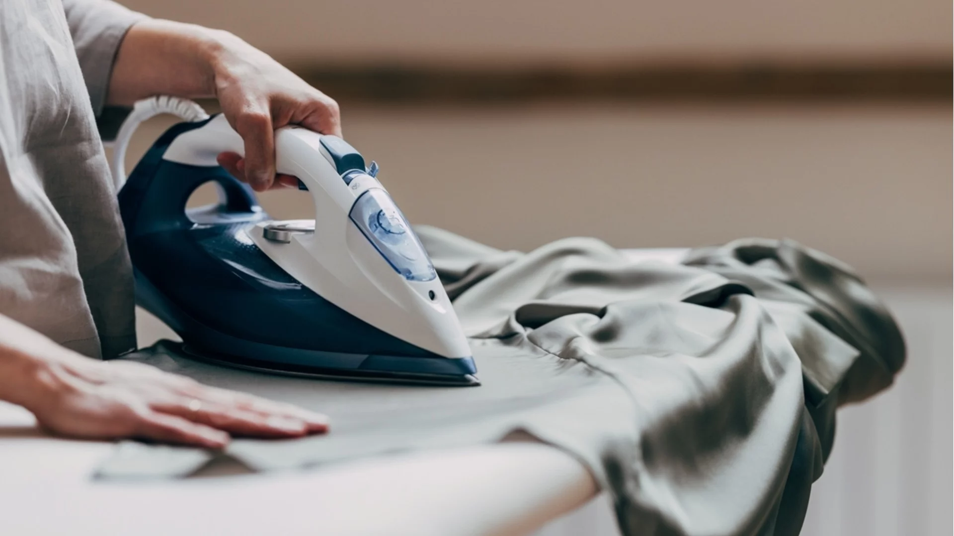 Домашен трик за по-малко намачкани дрехи