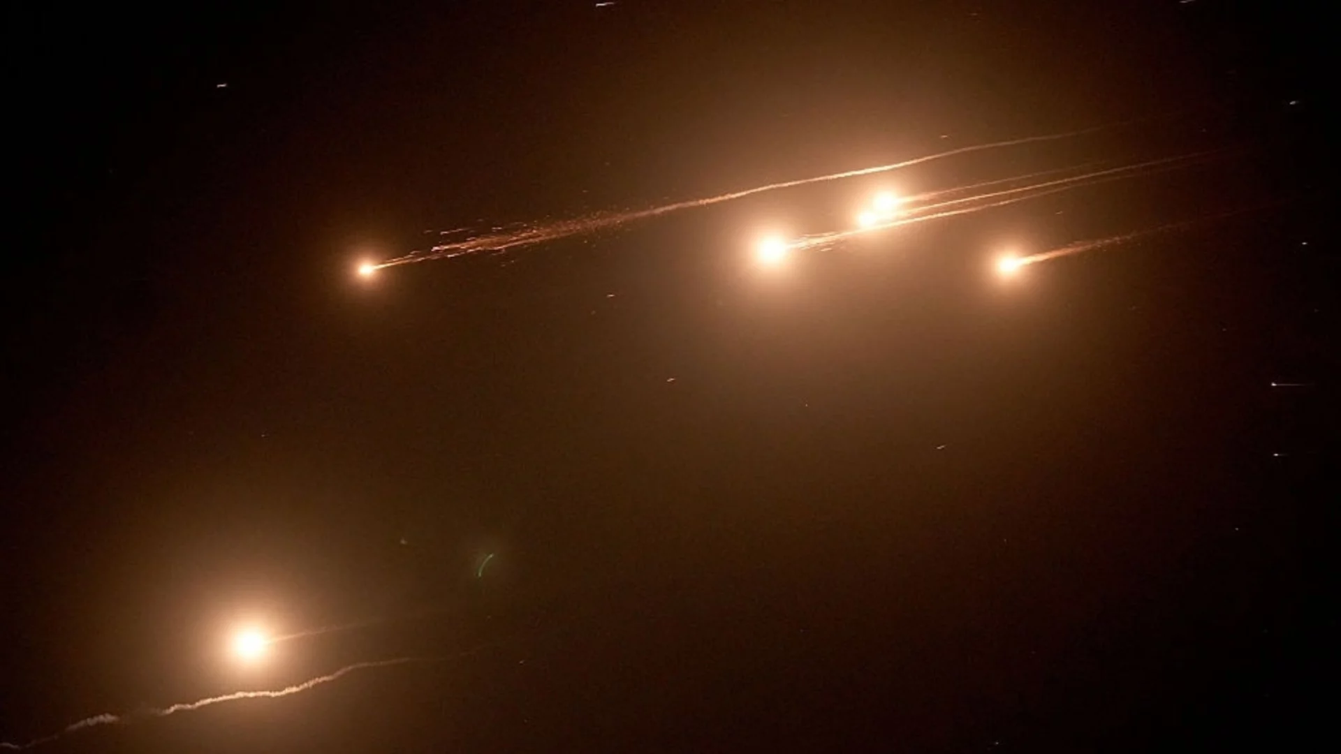 Заради удрящите Украйна руски ракети и дронове: Летища в Полша спряха работа