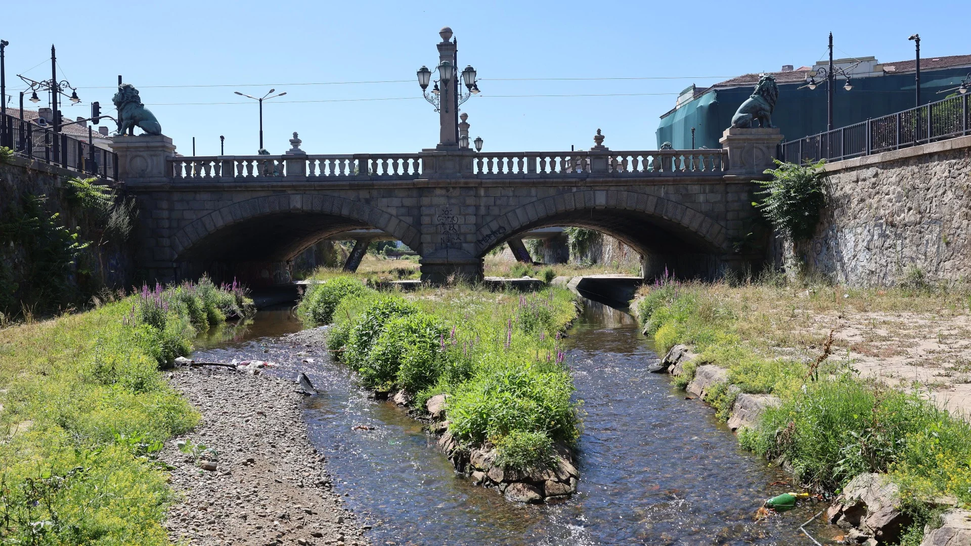 Зелен оазис или нова градска зона? Проучват бъдещето на района около река Владайска