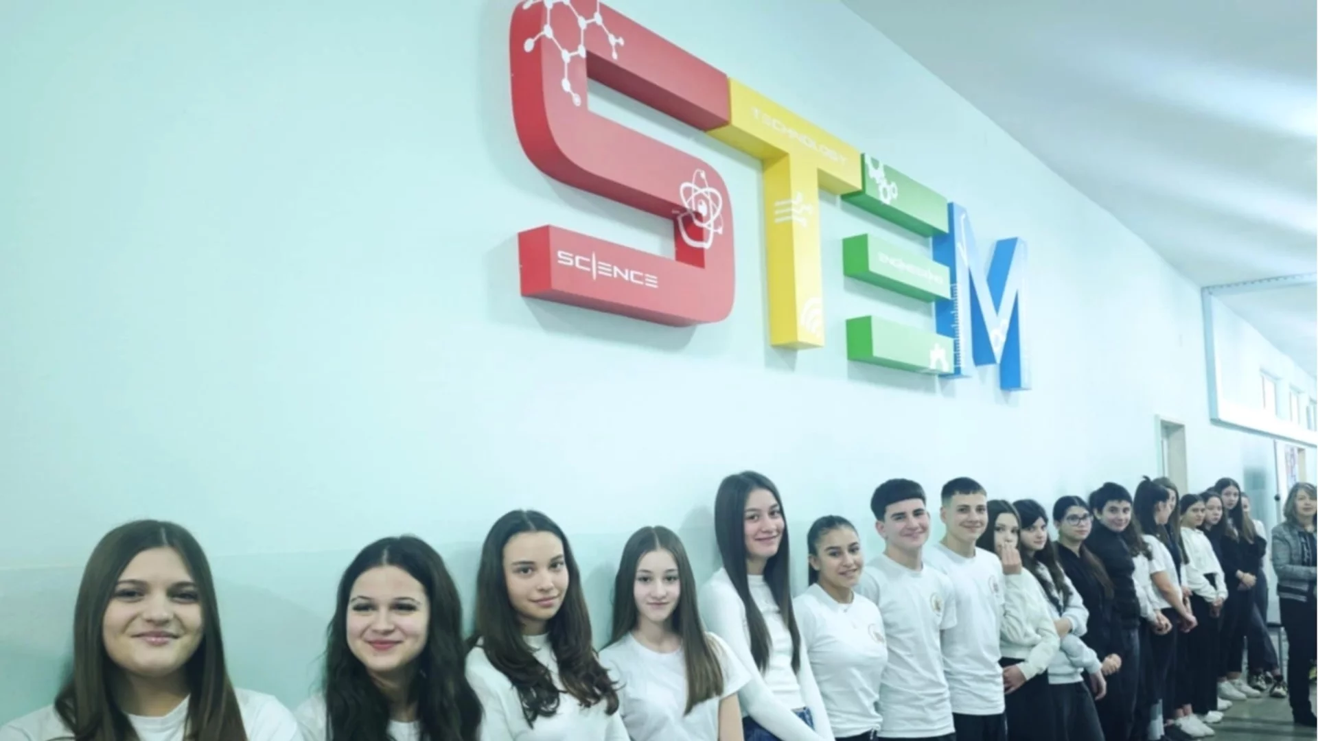 STEM център по природни науки отвори врати в гимназията по туризъм в Плевен