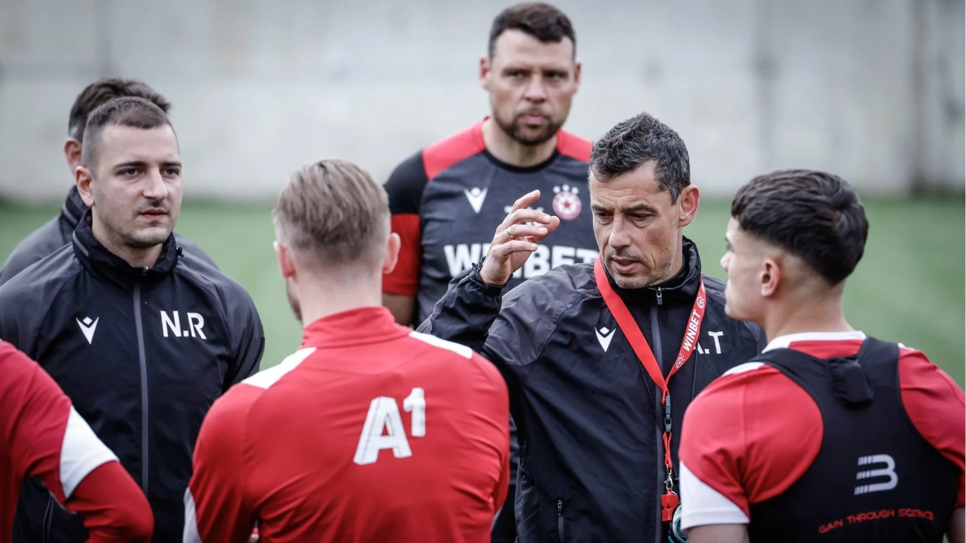 Треньори, водили ЦСКА, Левски, Лудогорец и България, се спрягат за завръщане в родната Първа лига