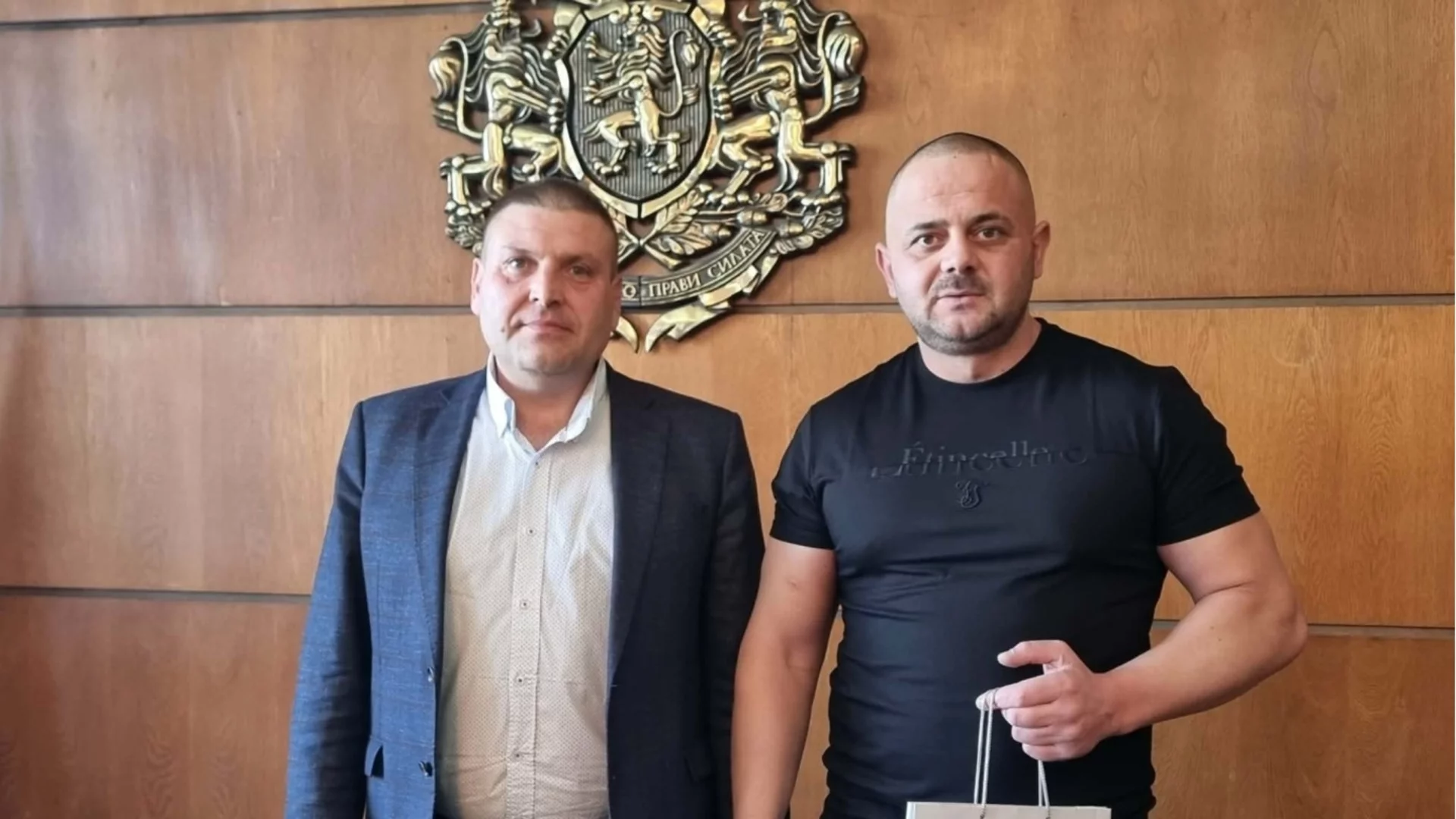 Кметът на Плевен награди победителя, извадил кръста на Богоявление