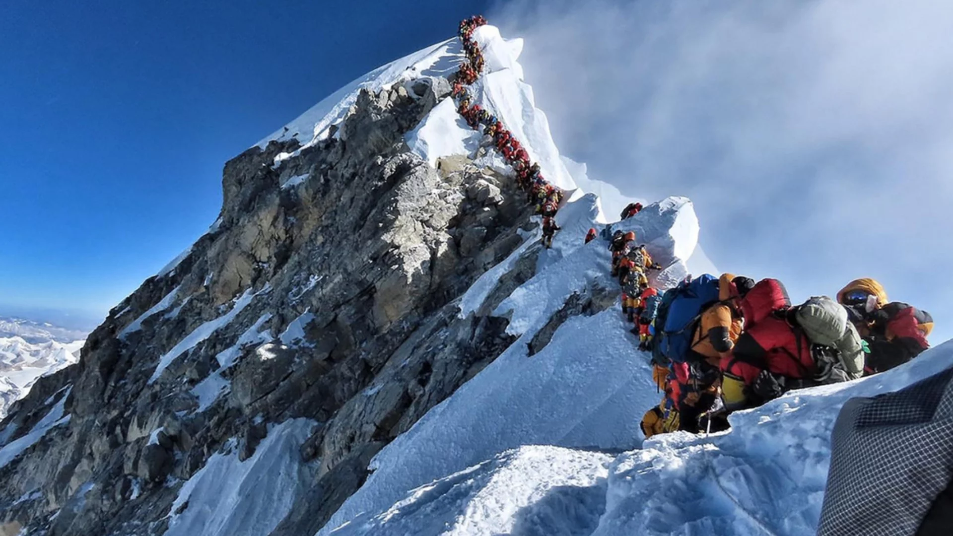 Удар срещу инфлуенсърите катерачи: Забраняват изкачването на Еверест за аматьори