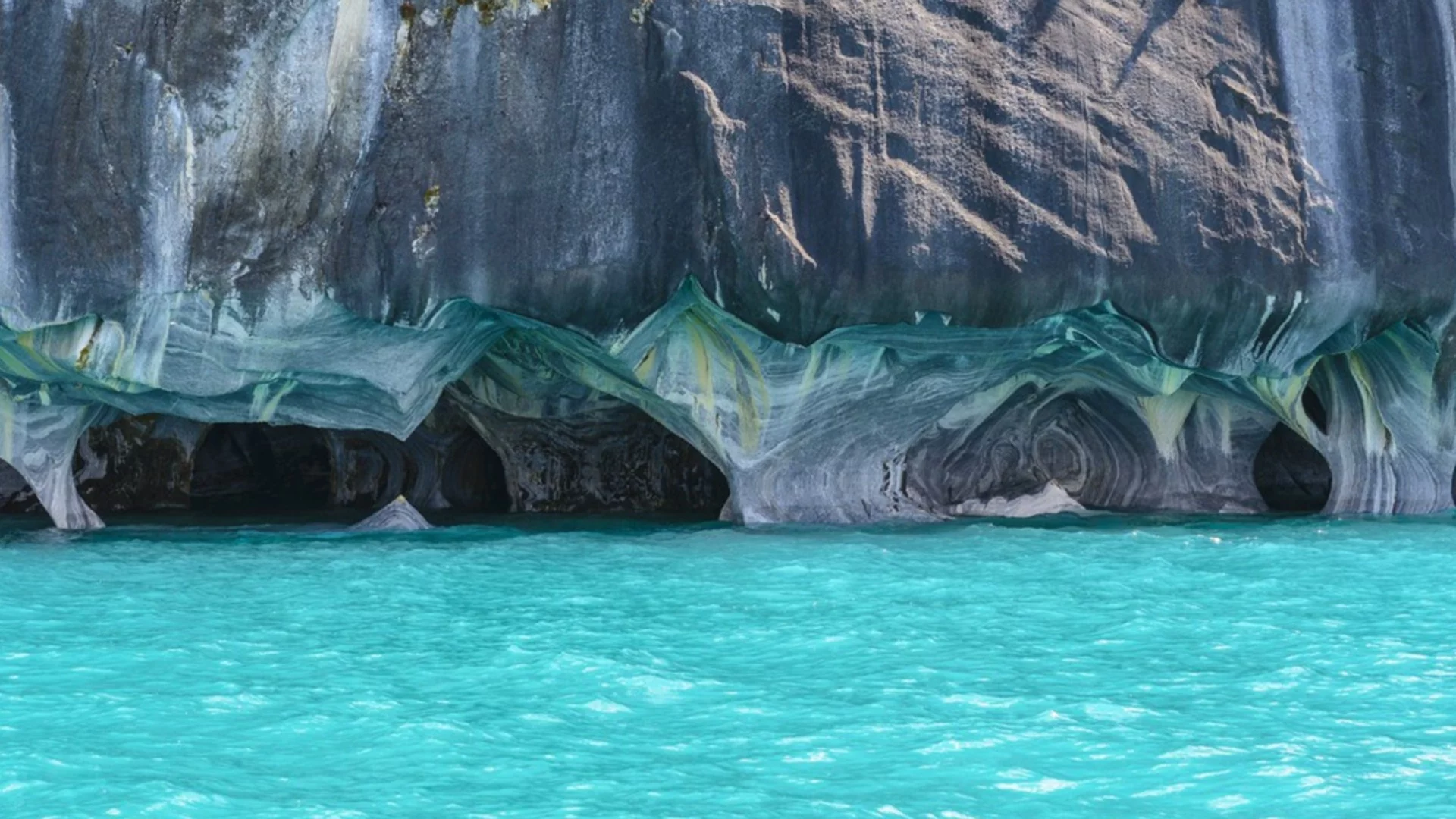 Учените бият тревога: Опасност в морските пещери край Кипър