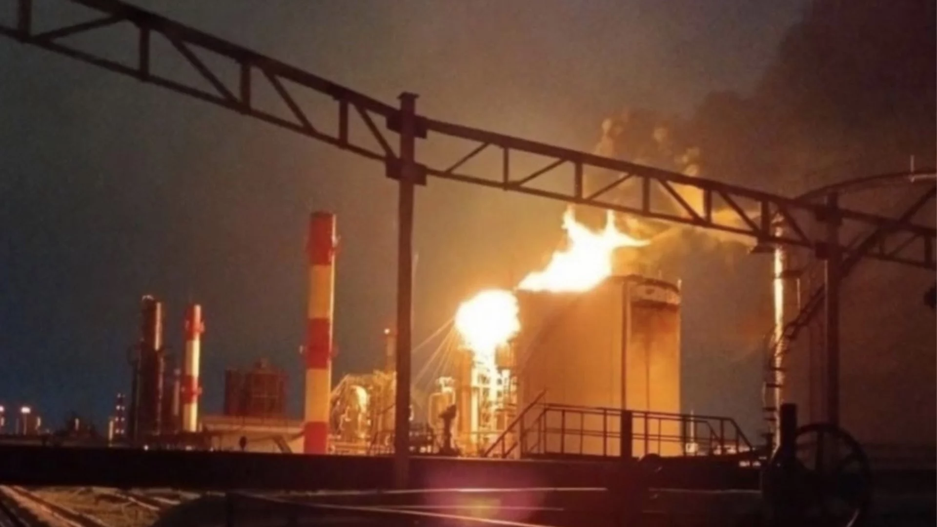 Руснаците тъкмо изгасиха пожара, а Украйна подпали нов в петролния терминал "Таманнефтегаз" (ВИДЕО)