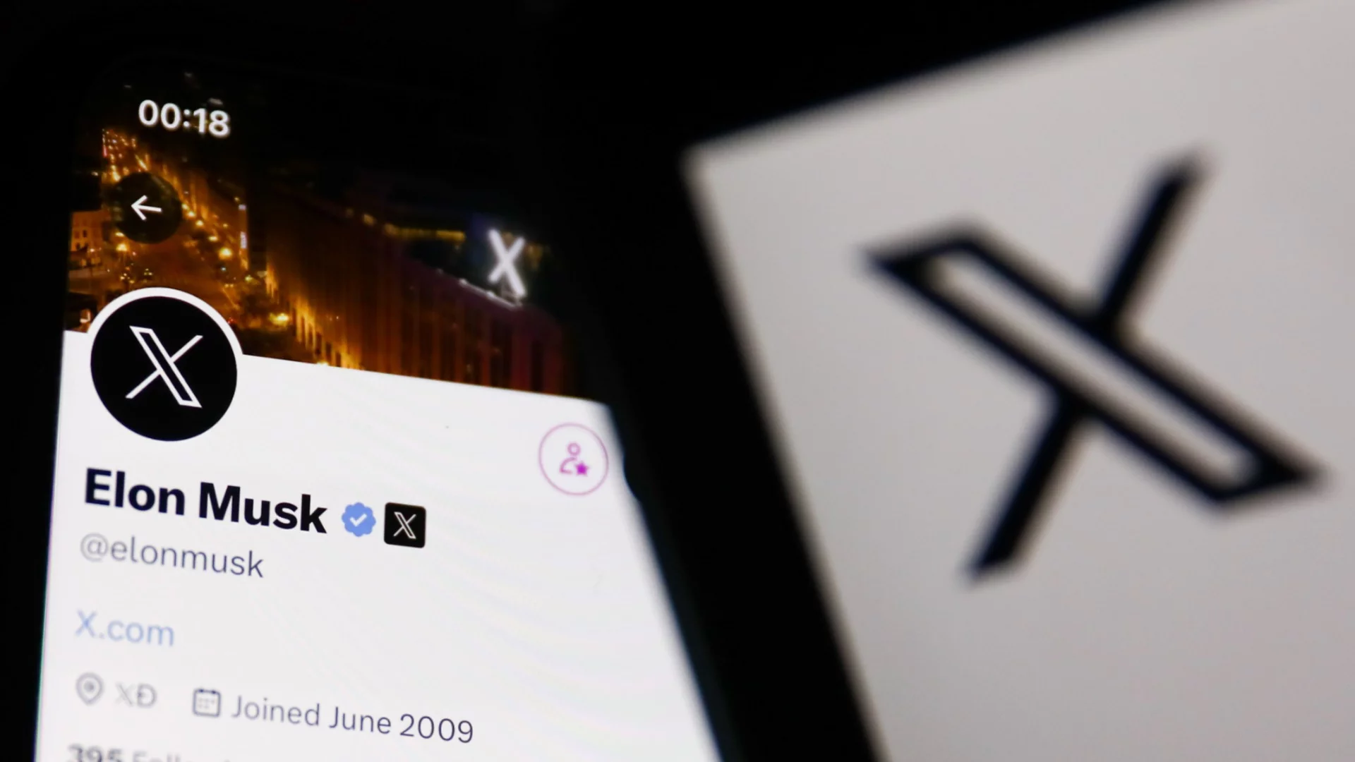 Ирландия разследва чатбота Grok на Илон Мъск